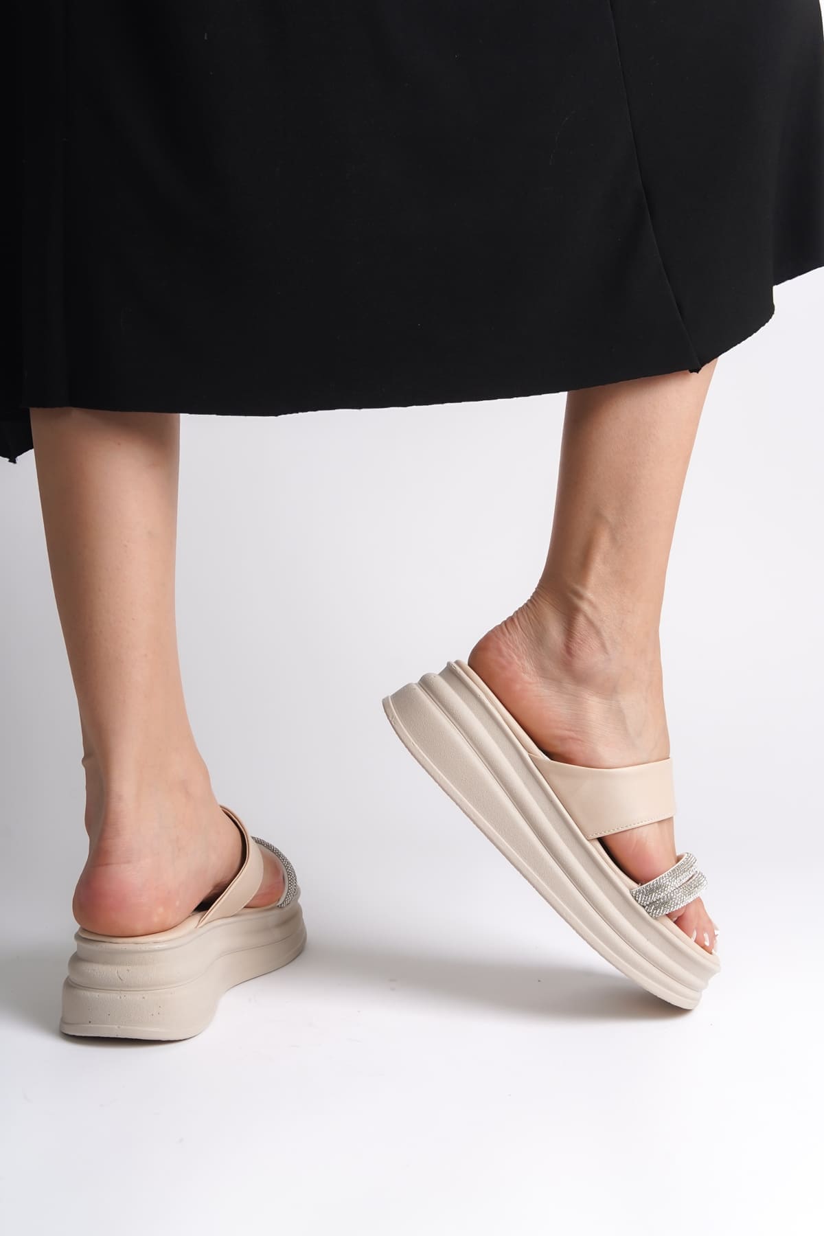 SARAH Düz Topuklu Taşlı Şeritli Kalın ve Ortopedik Taban Kadın Terlik  KT - Krem