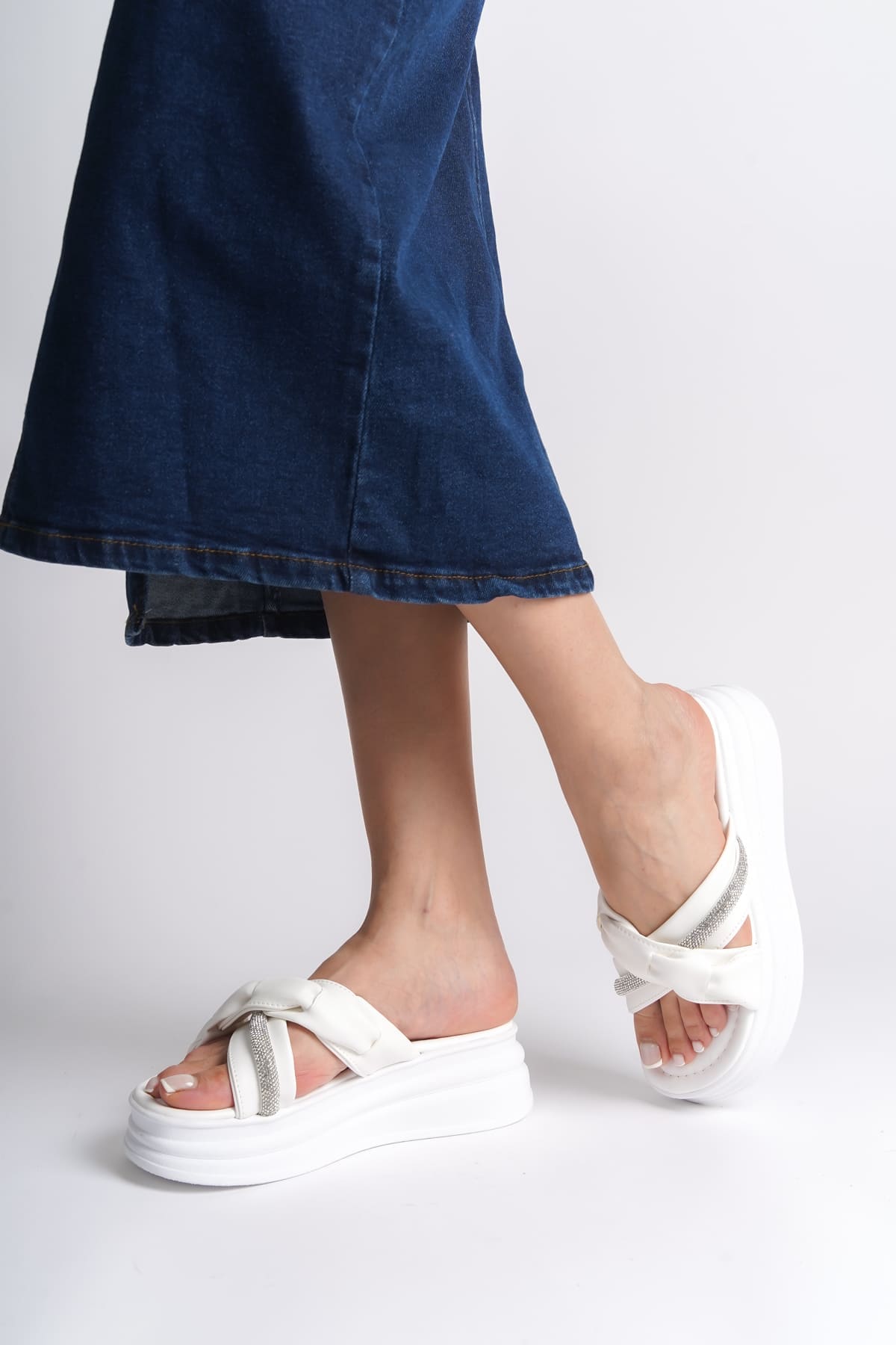 CLARA Düz Topuklu Kurdele Desenli Taşlı Kalın ve Ortopedik Taban Kadın Terlik  BT - Beyaz