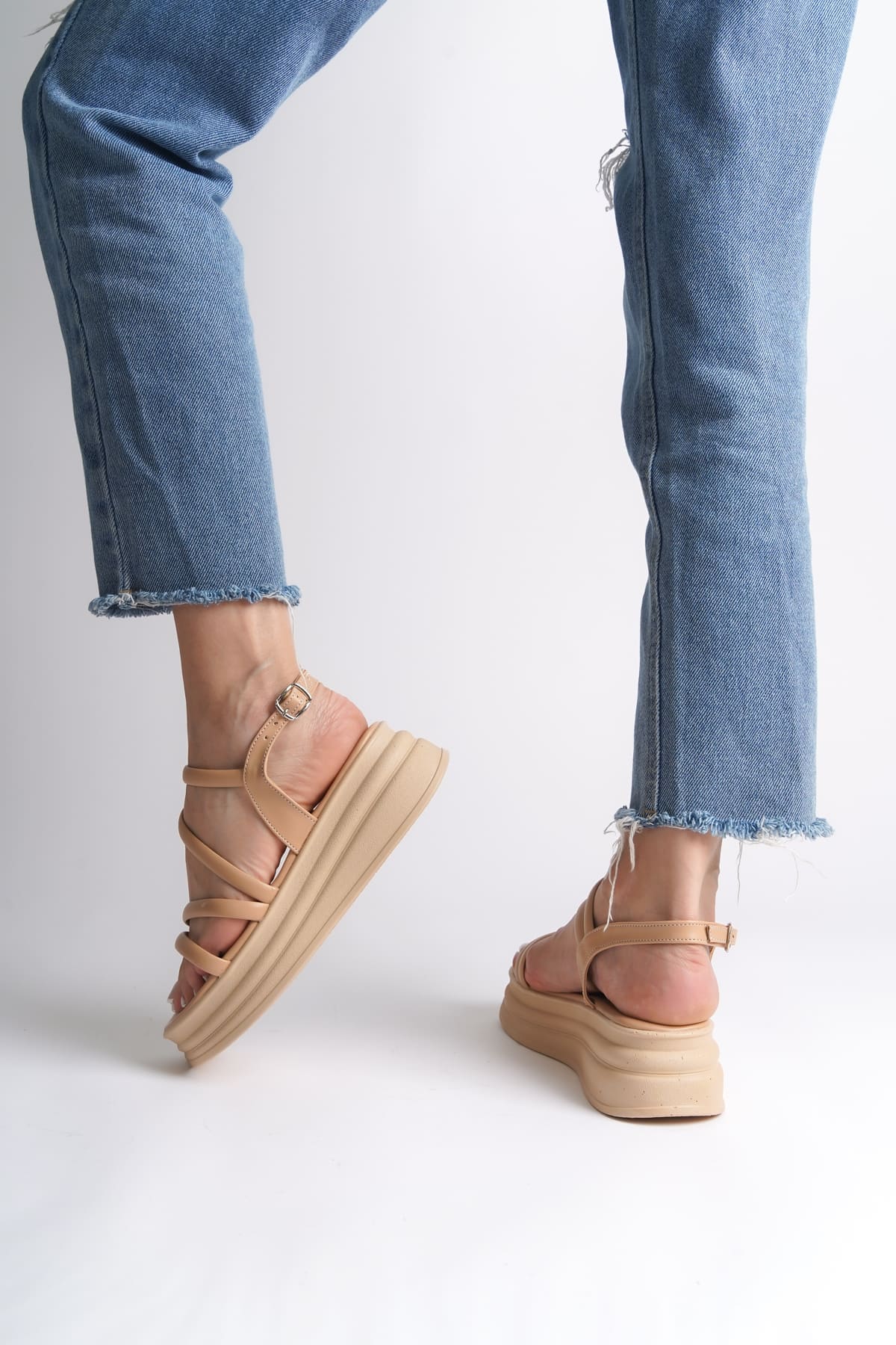 NATALIE İnce Tokalı Şerit Detaylı Ortopedik Taban Kadın Sandalet TT - Ten