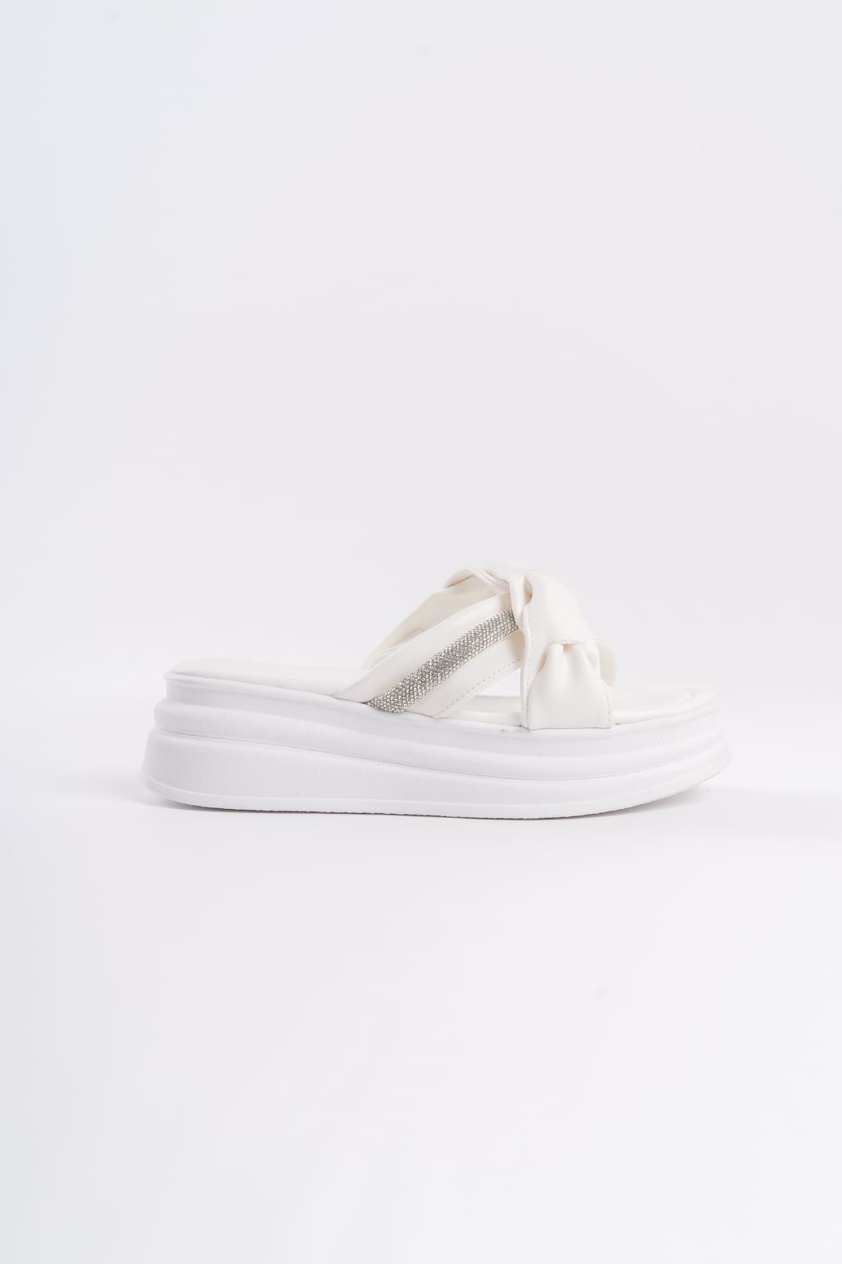 CLARA Düz Topuklu Kurdele Desenli Taşlı Kalın ve Ortopedik Taban Kadın Terlik  BT - Beyaz