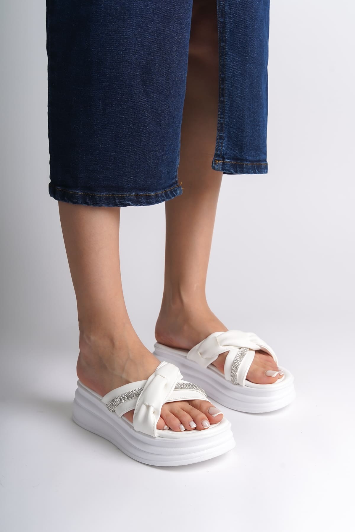 CLARA Düz Topuklu Kurdele Desenli Taşlı Kalın ve Ortopedik Taban Kadın Terlik  BT - Beyaz