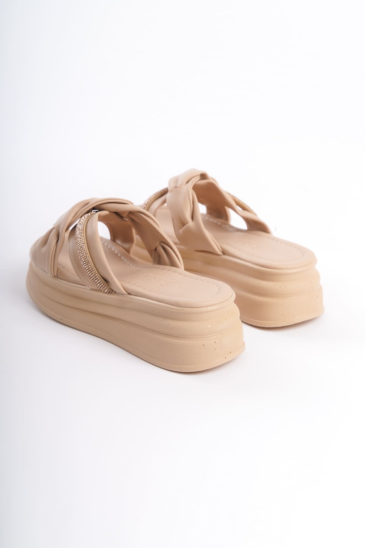 CLARA Düz Topuklu Kurdele Desenli Taşlı Kalın ve Ortopedik Taban Kadın Terlik  TT - Ten