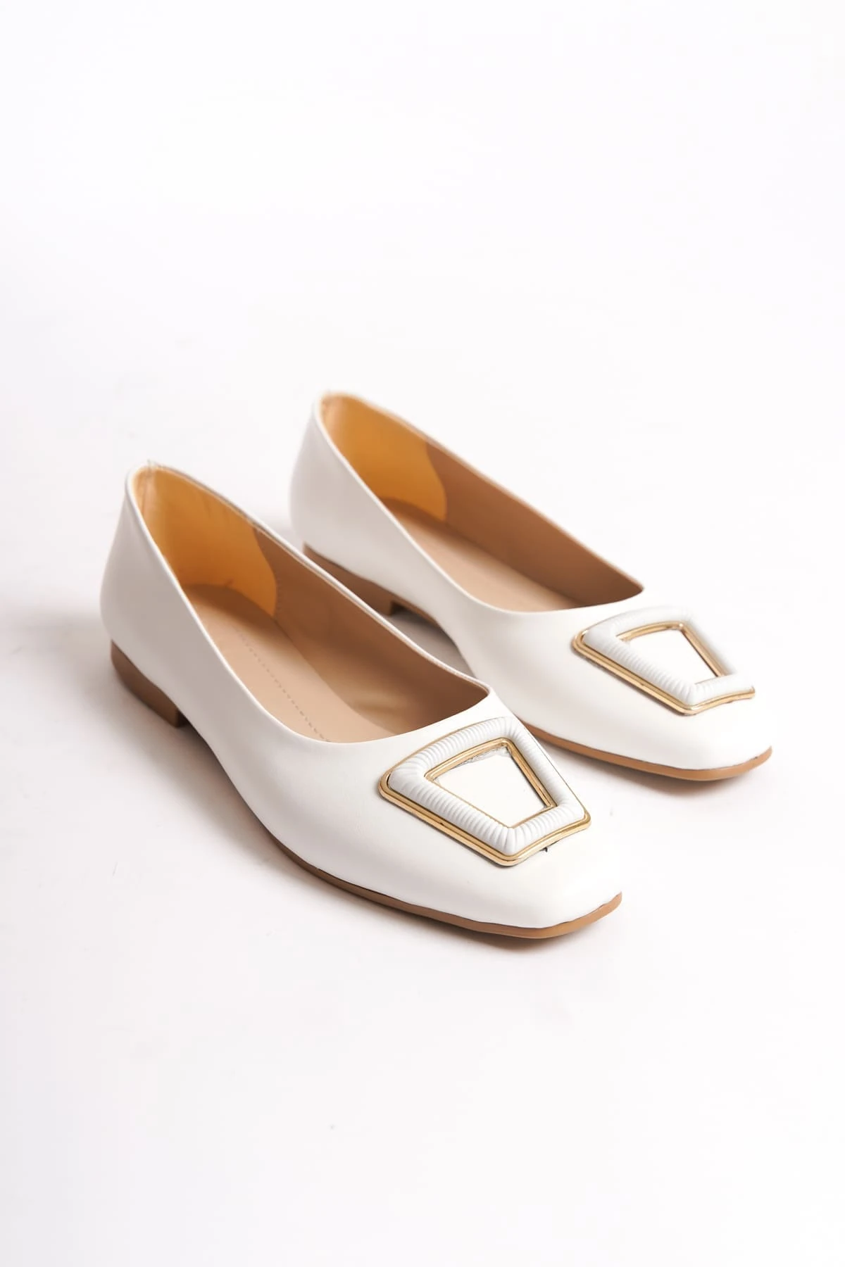 KAYLEE Bağcıksız Ortopedik Rahat Taban Toka Detaylı Kadın Babet Ayakkabı KT - Beyaz