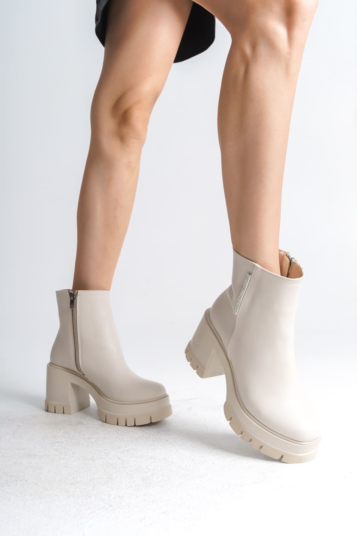 LISSE Fermuarlı Ortopedik Taban Kalın Topuklu Kadın Bot KT - Krem