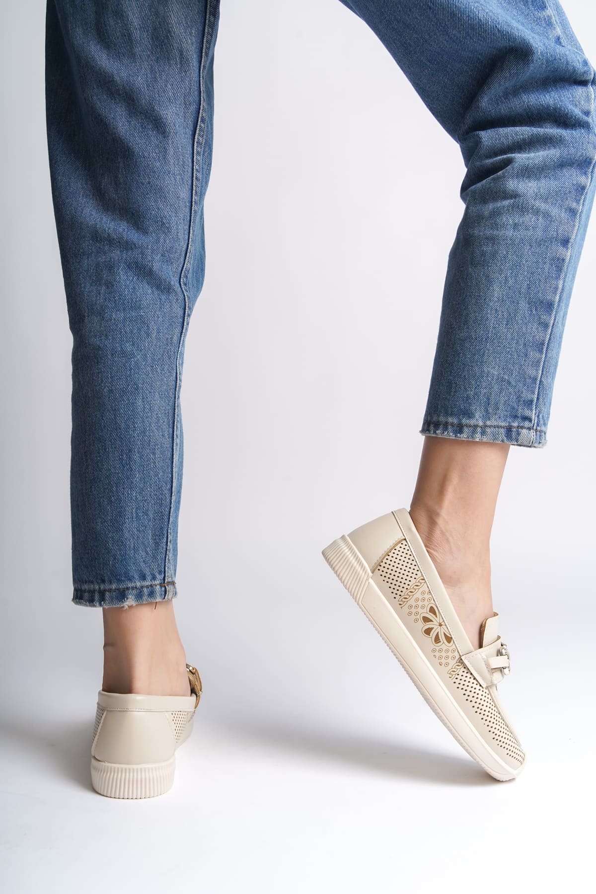 LAYLA Bağcıksız Ortopedik Rahat Taban Çiçek Desenli Kadın Babet Ayakkabı KT - Krem