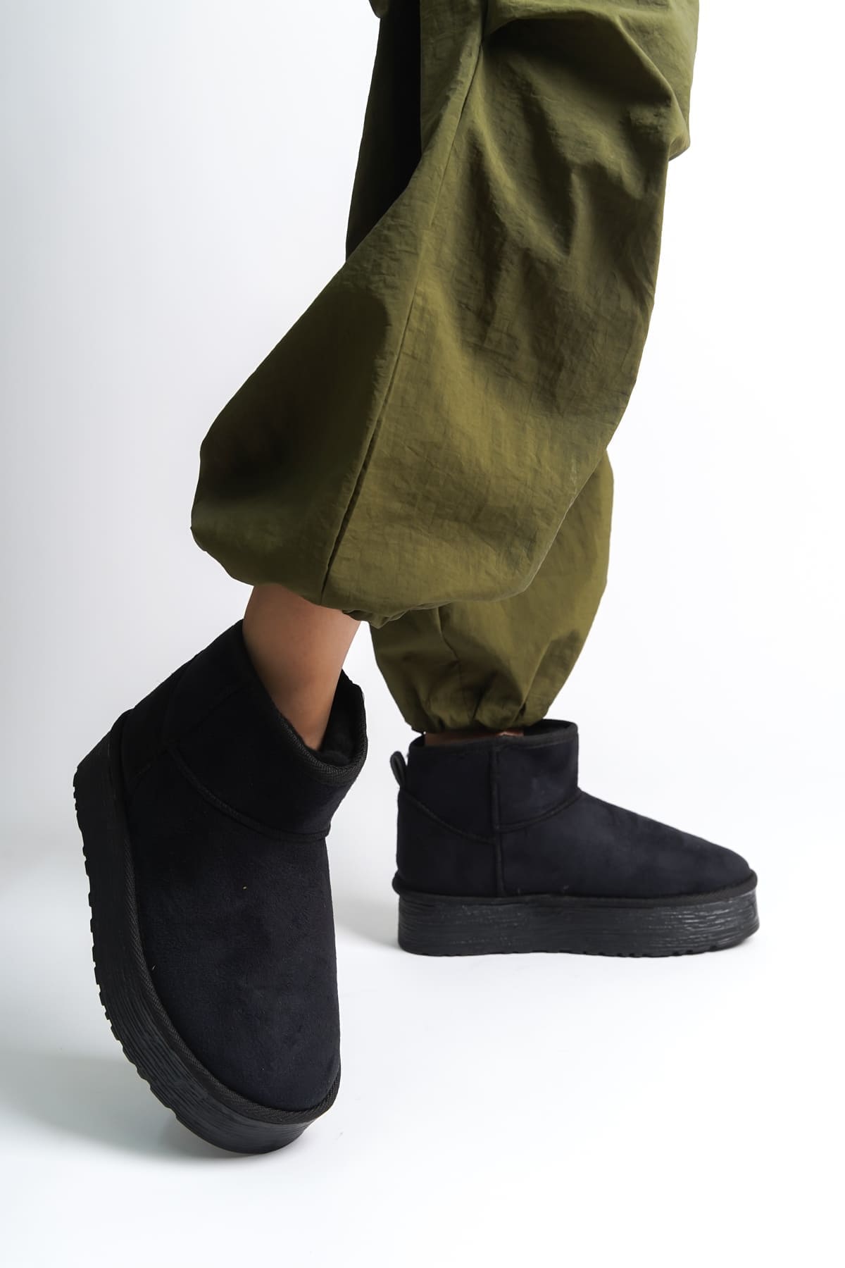 AMELIA Bağcıksız Düz ve Kalın Taban İçi Kürklü Kısa Süet Kadın Bot  ST - Siyah