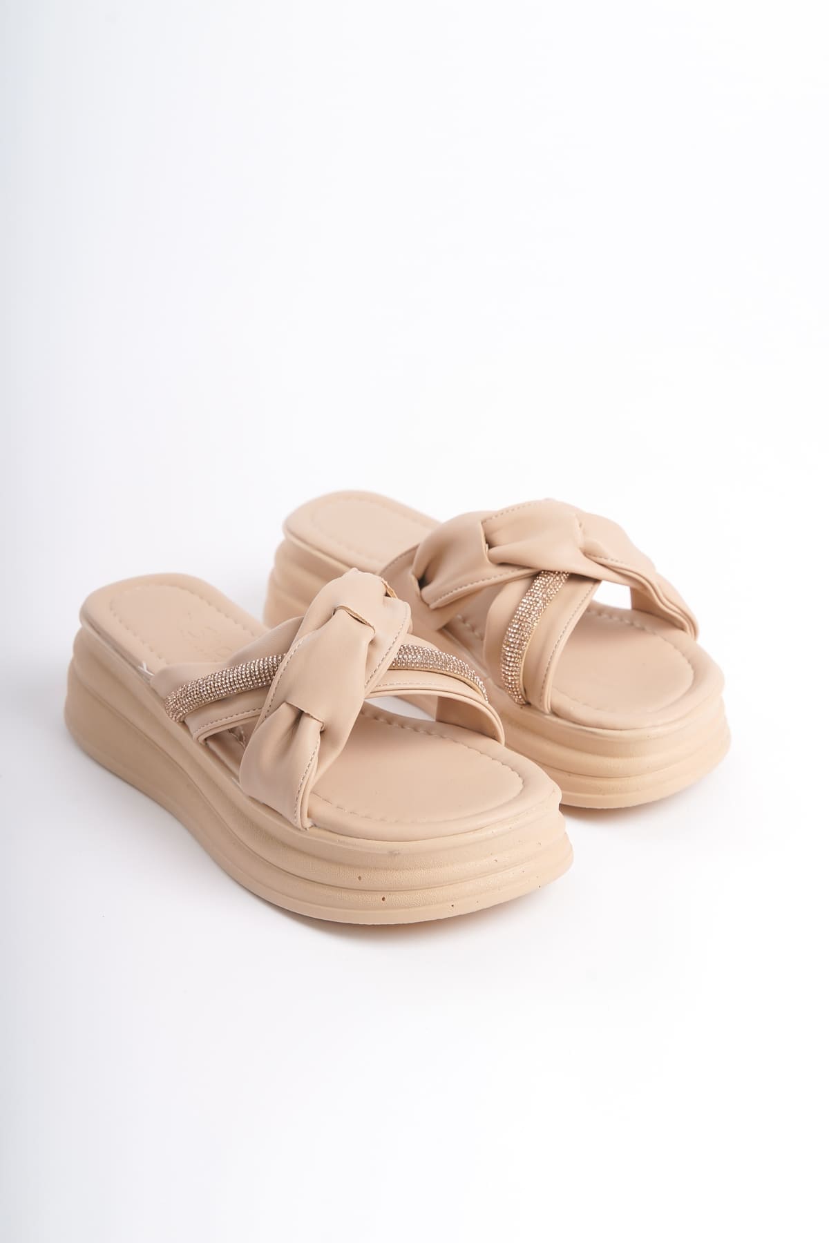 CLARA Düz Topuklu Kurdele Desenli Taşlı Kalın ve Ortopedik Taban Kadın Terlik  TT - Ten