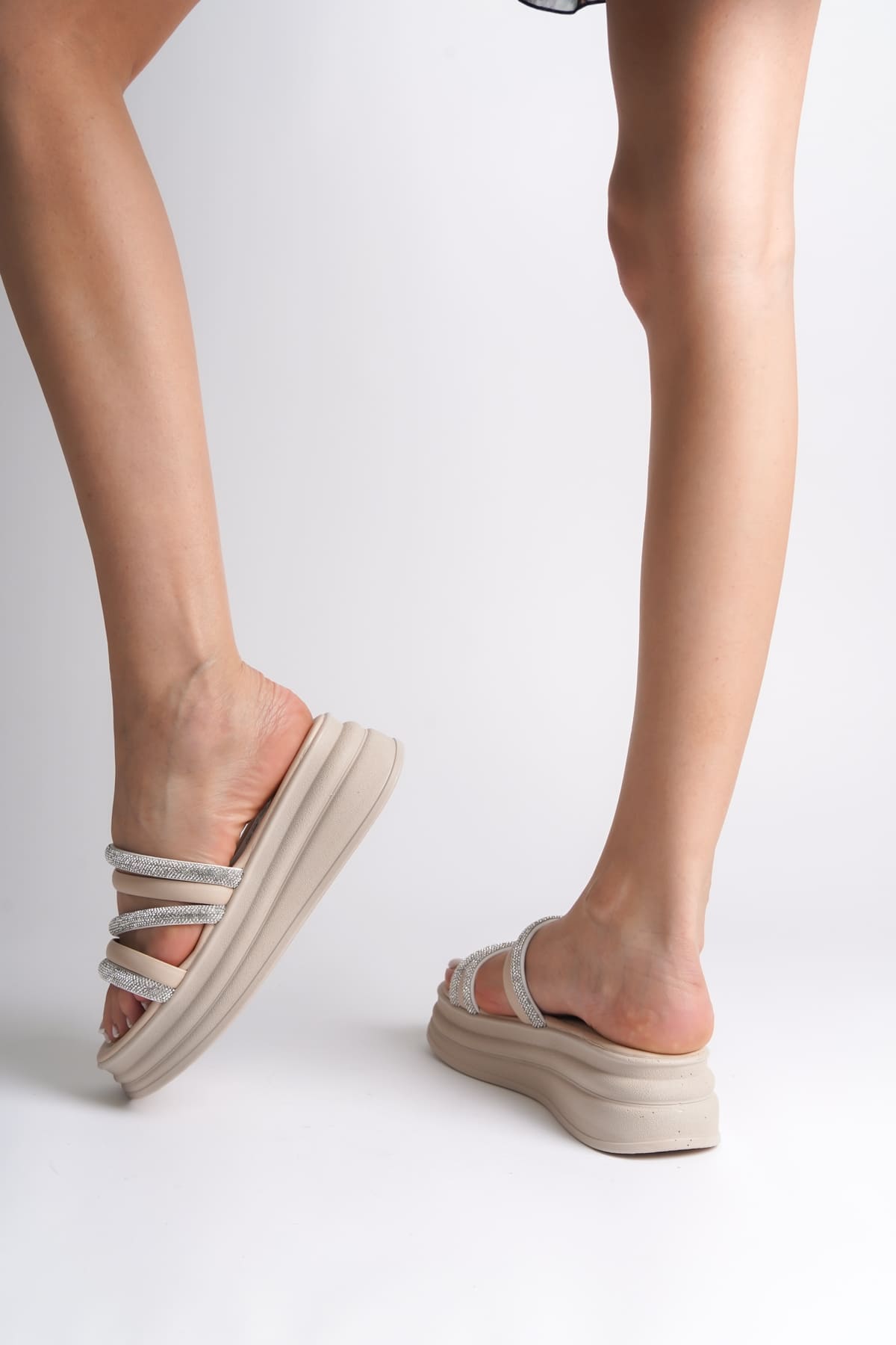 ELISE Düz Topuklu Şeritli Taşlı Kalın ve Ortopedik Taban Kadın Terlik  KT - Krem