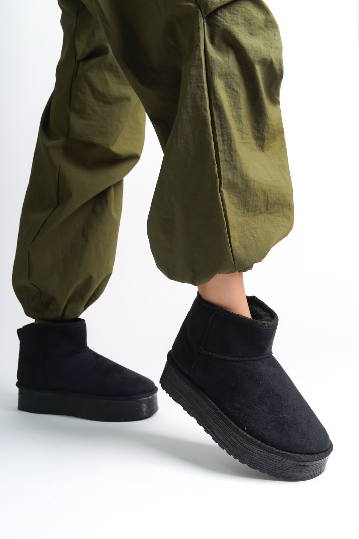 AMELIA Bağcıksız Düz ve Kalın Taban İçi Kürklü Kısa Süet Kadın Bot  ST - Siyah