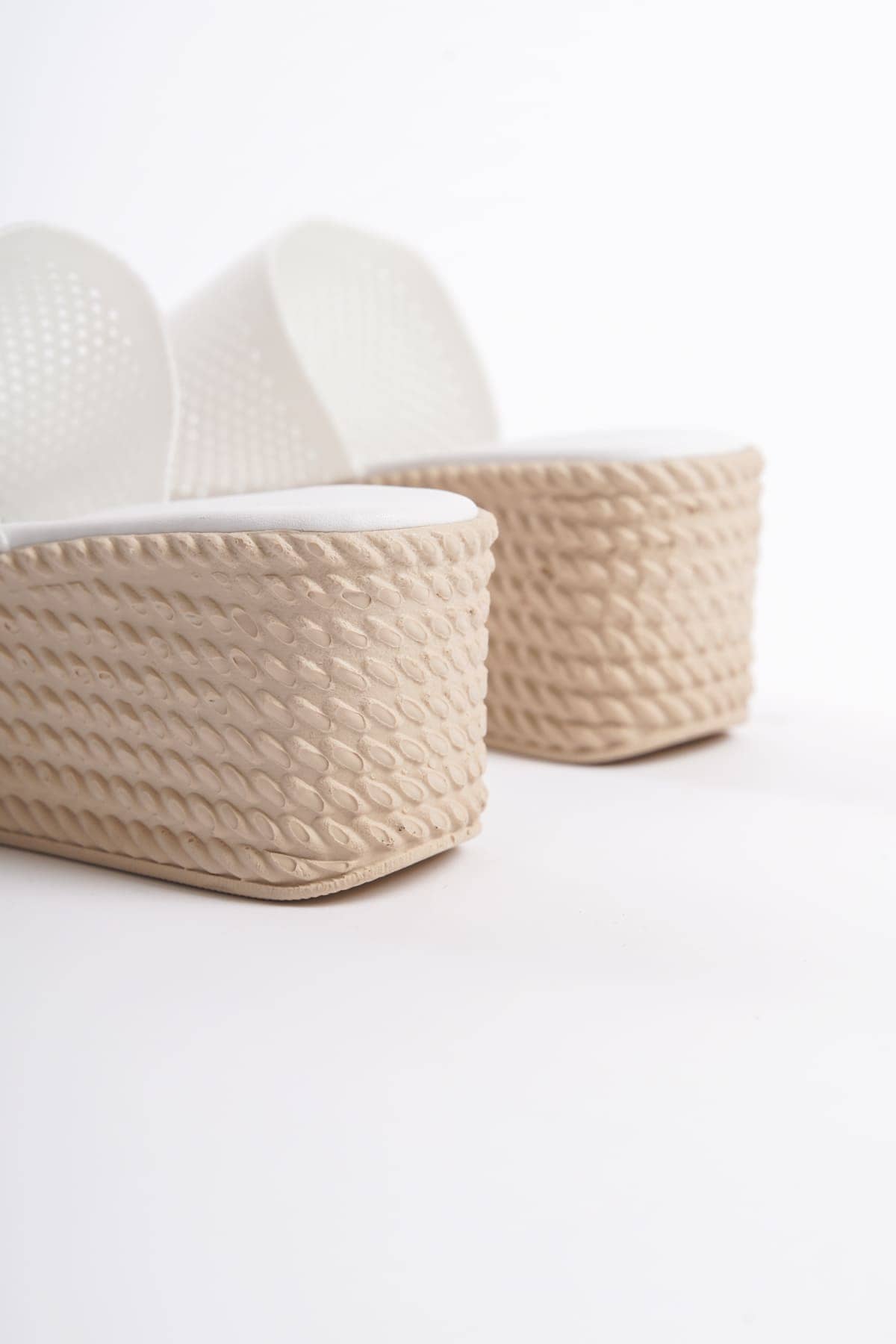 MARLA Dolgu Topuklu Ortopedik Taban Hasır Görünümlü Triko Kadın Terlik  KT - Beyaz