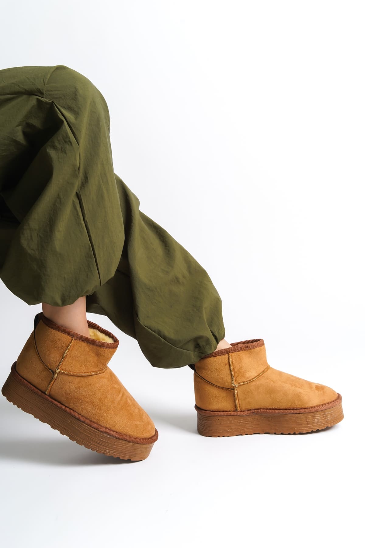 AMELIA Bağcıksız Düz ve Kalın Taban İçi Kürklü Kısa Süet Kadın Bot  TT - Taba