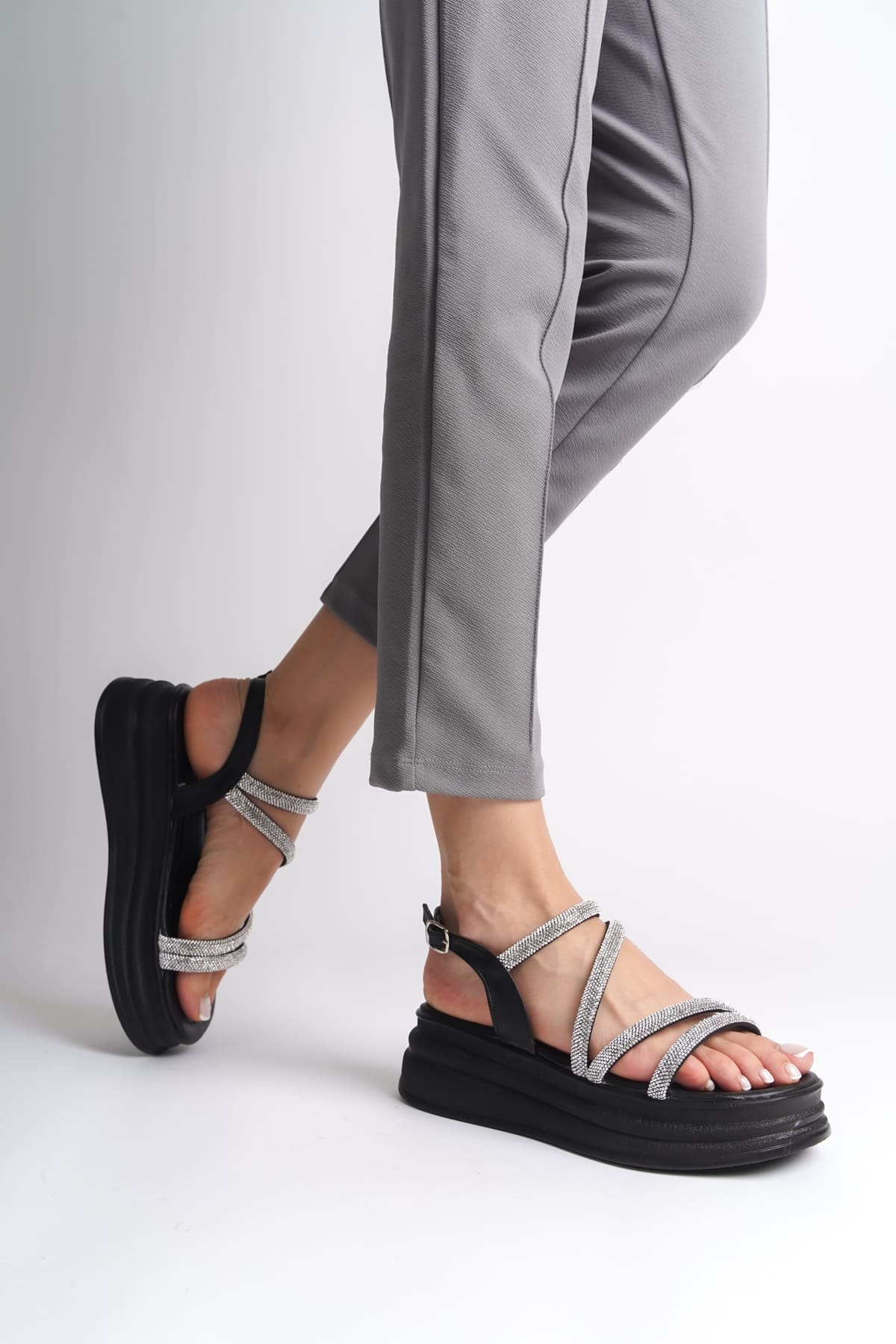 RILEY İnce Tokalı Taşlı Şeritli Ortopedik Taban Kadın Sandalet  ST - Siyah