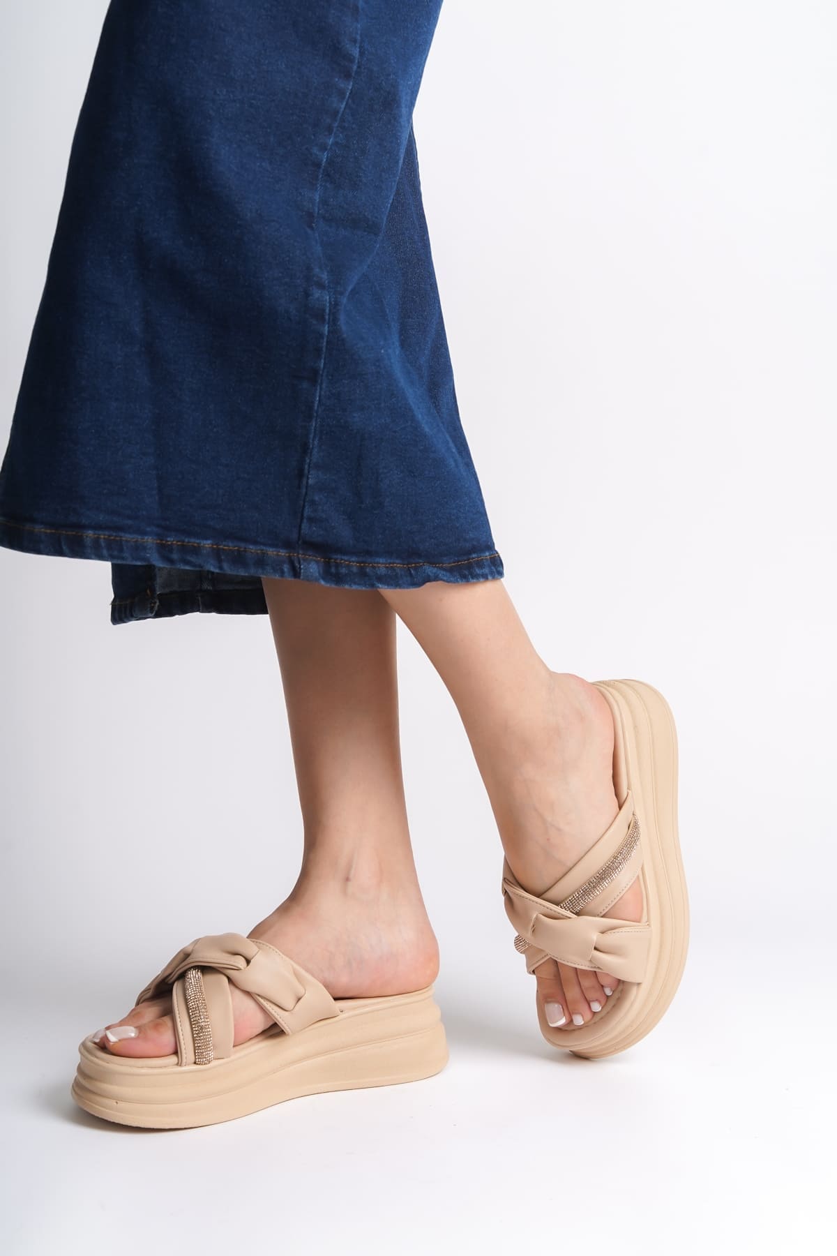 CLARA Düz Topuklu Kurdele Desenli Taşlı Kalın ve Ortopedik Taban Kadın Terlik  TT - Ten