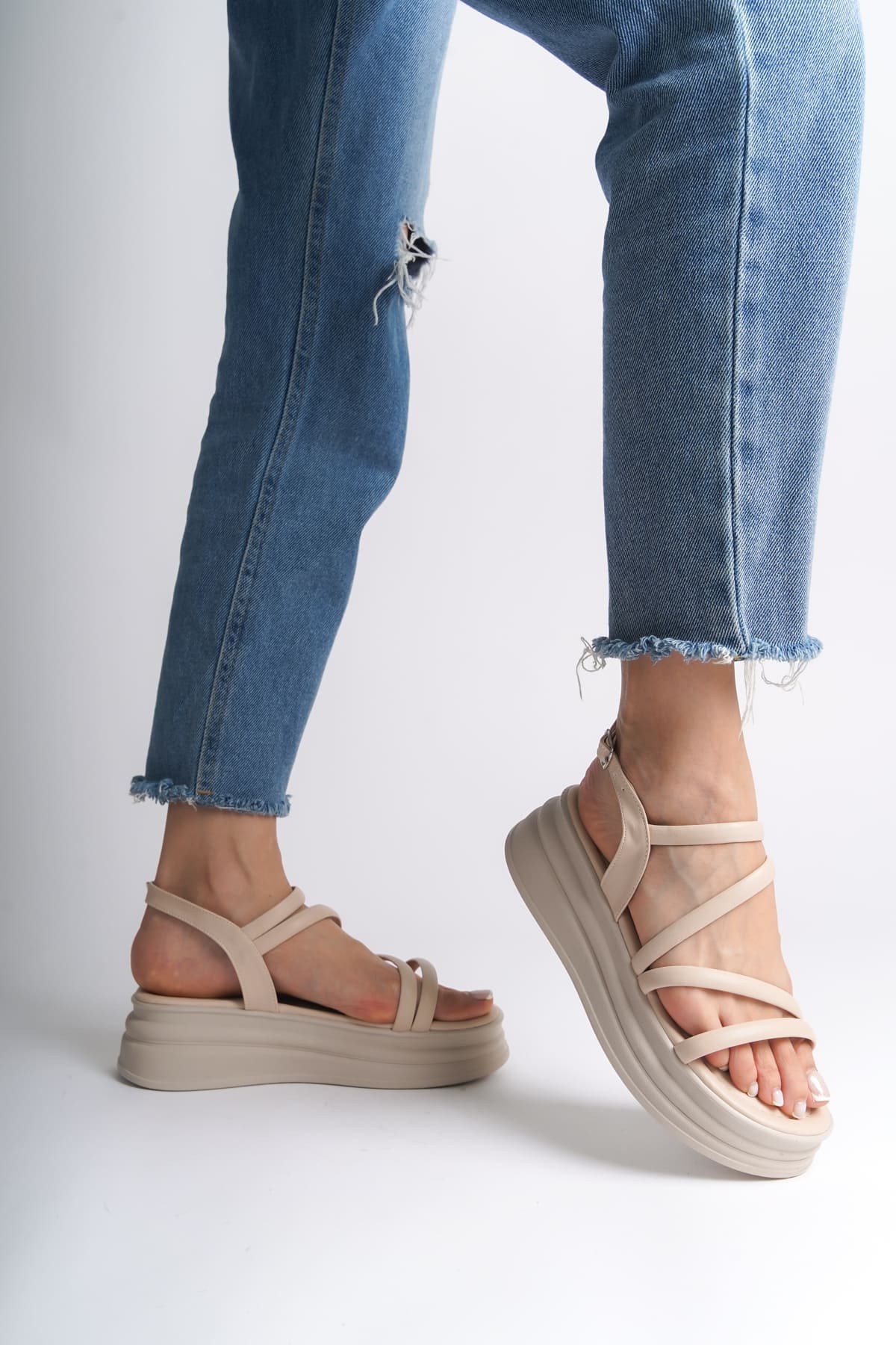 NATALIE İnce Tokalı Şerit Detaylı Ortopedik Taban Kadın Sandalet  KT - Krem