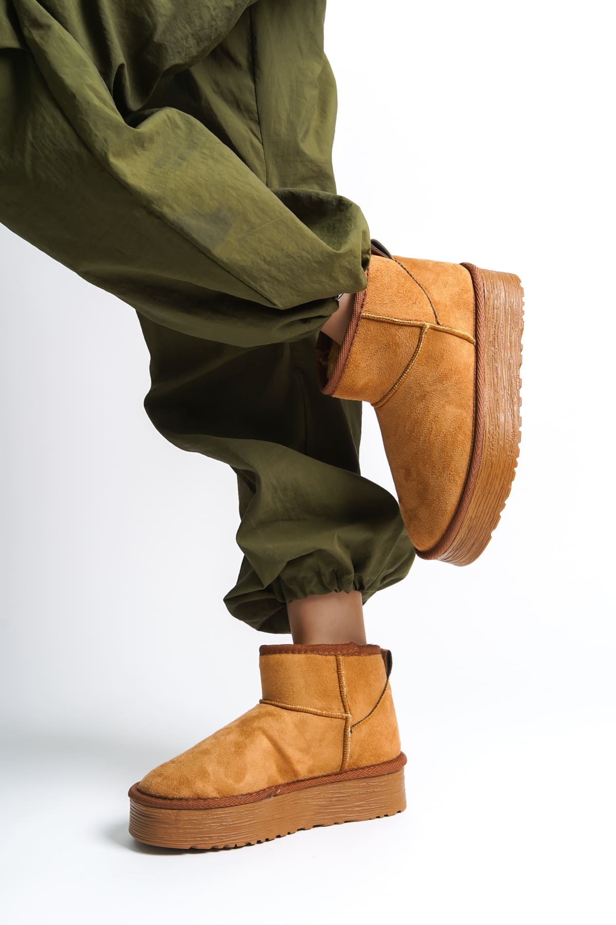 AMELIA Bağcıksız Düz ve Kalın Taban İçi Kürklü Kısa Süet Kadın Bot  TT - Taba