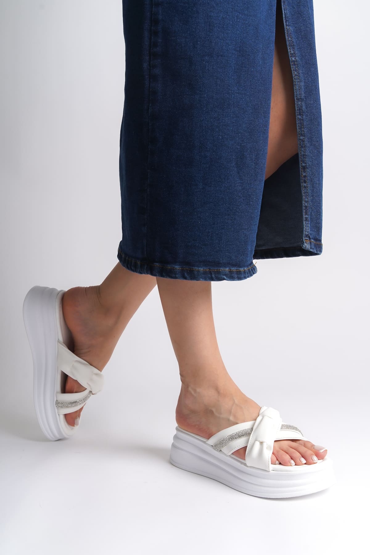 CLARA Düz Topuklu Kurdele Desenli Taşlı Kalın ve Ortopedik Taban Kadın Terlik  BT - Beyaz