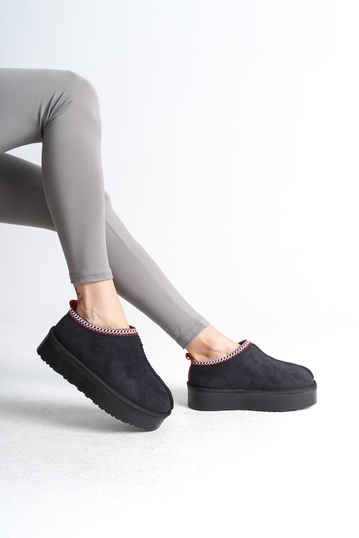 LEILA Bağcıksız Düz ve Kalın Taban İçi Kürklü Kısa Süet Kadın Bot  ST - Siyah