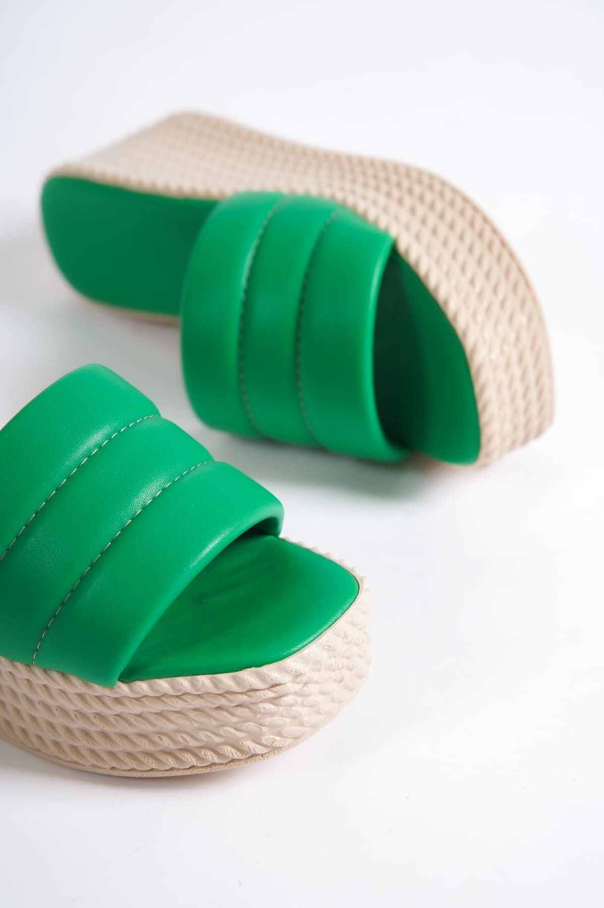 REINA Dolgu Topuklu Ortopedik Taban Hasır Görünümlü Kadın Terlik KT - Yeşil