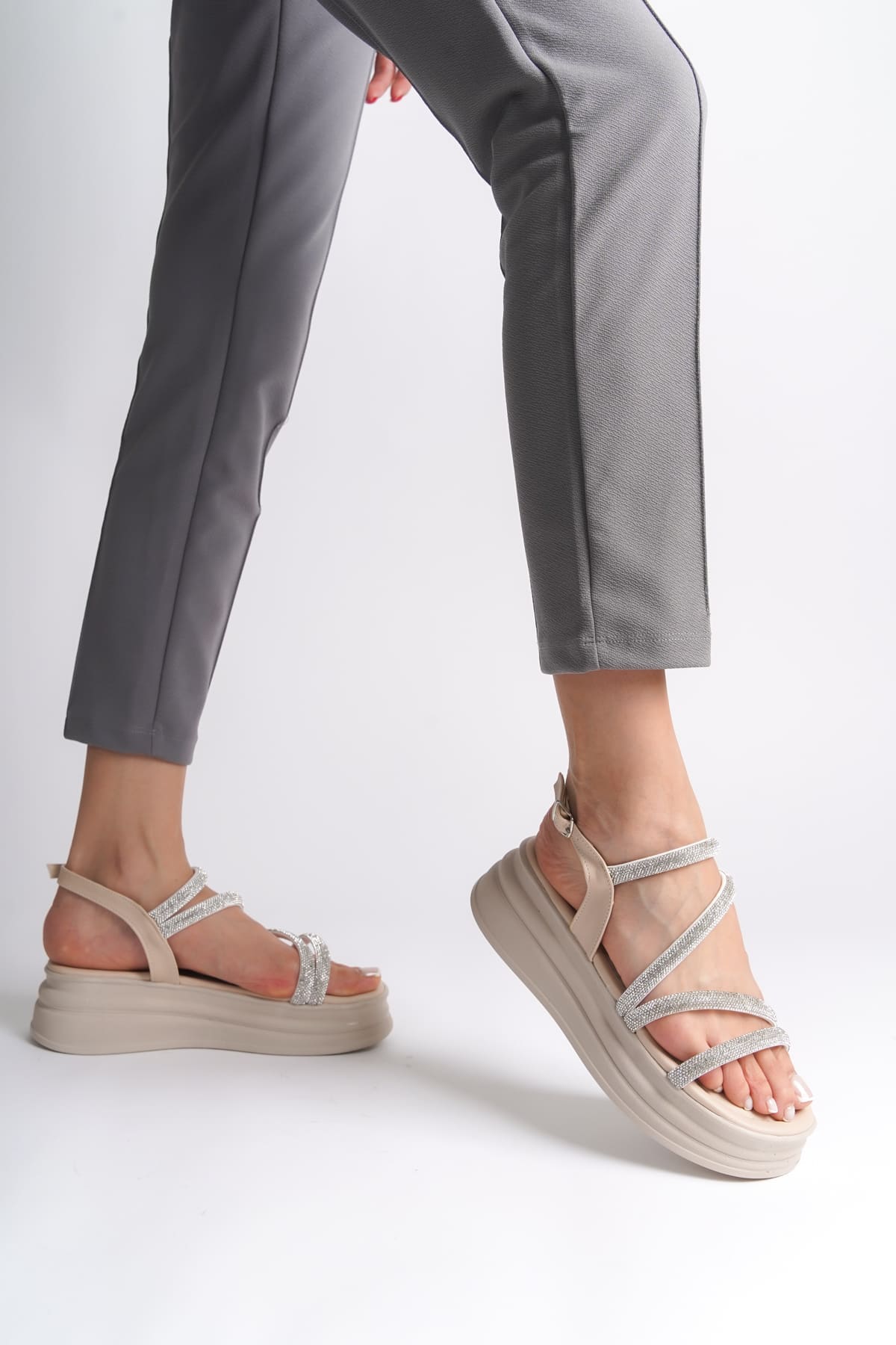 RILEY İnce Tokalı Taşlı Şeritli Ortopedik Taban Kadın Sandalet  KT - Krem