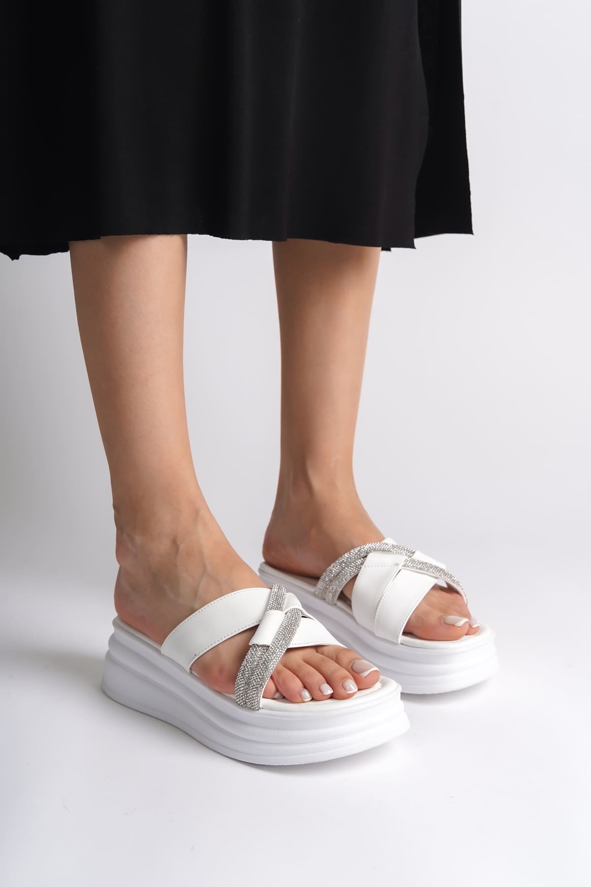 RUBY Düz Topuklu Taşlı Çapraz Şeritli Kalın ve Ortopedik Taban Kadın Terlik  BT - Beyaz