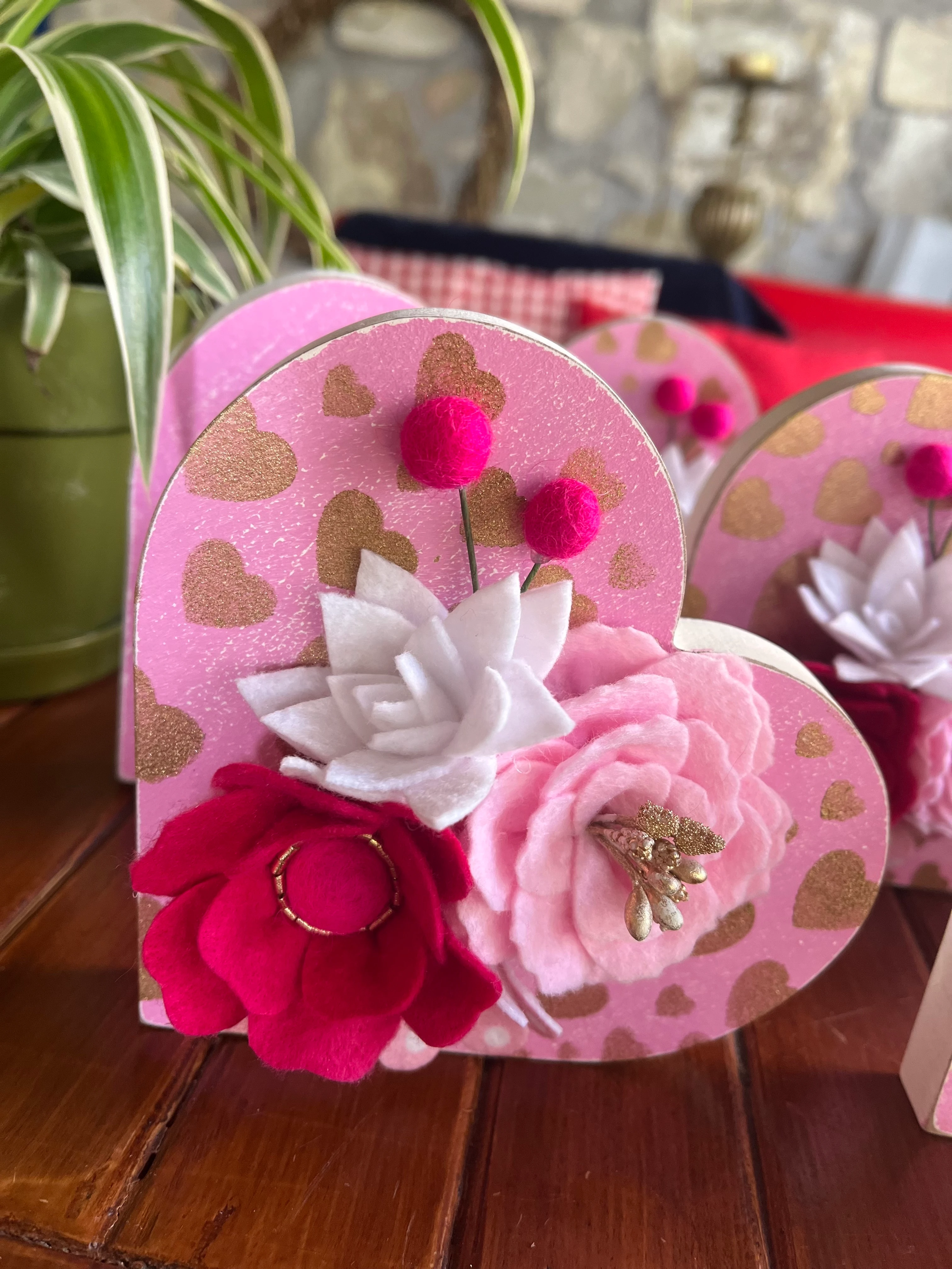 Dekoratif Çiçekli Kalp Yılbaşı Hediyesi