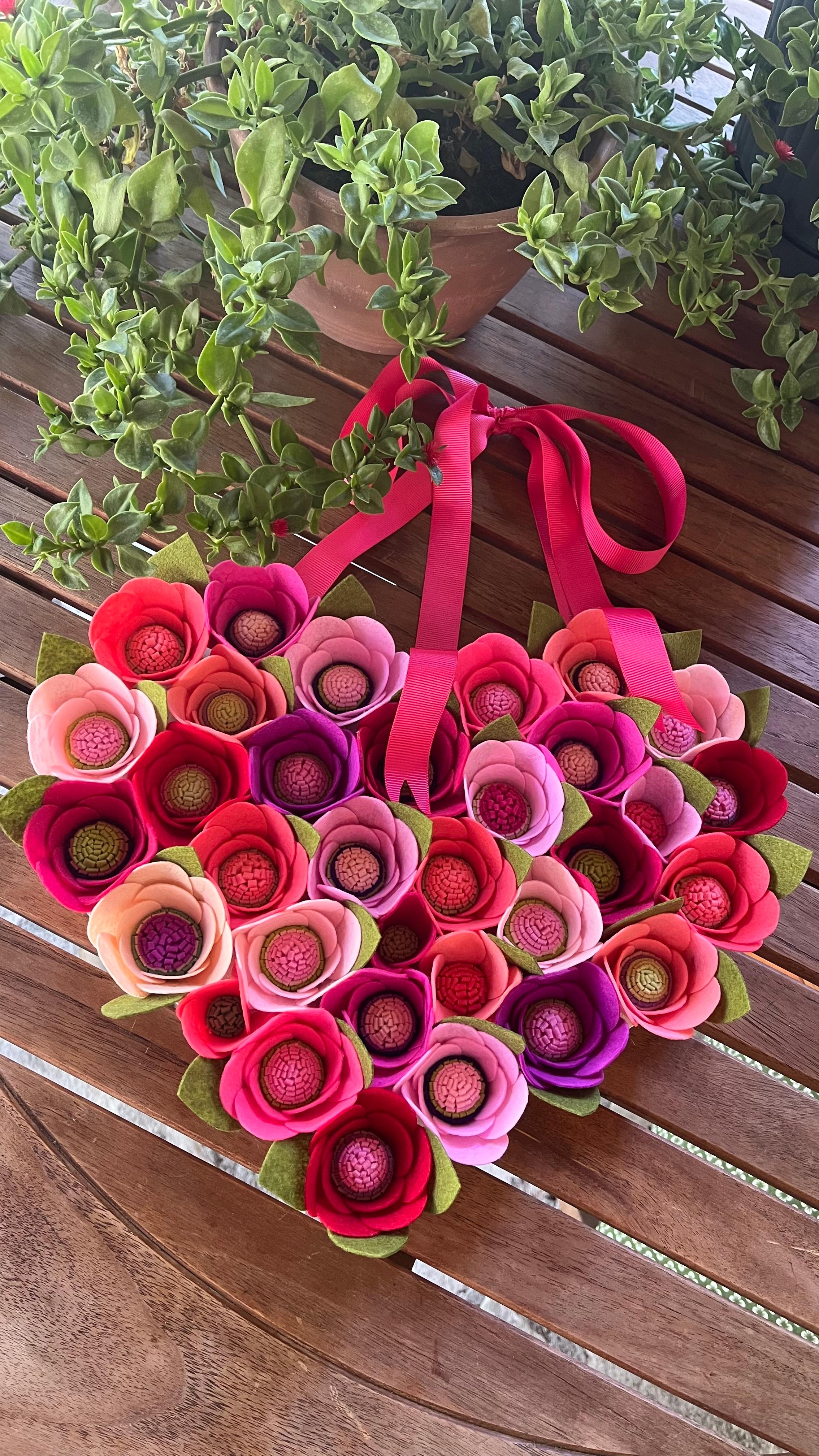 Kırmızı Pembe Çiçekli Kalp Çelenk