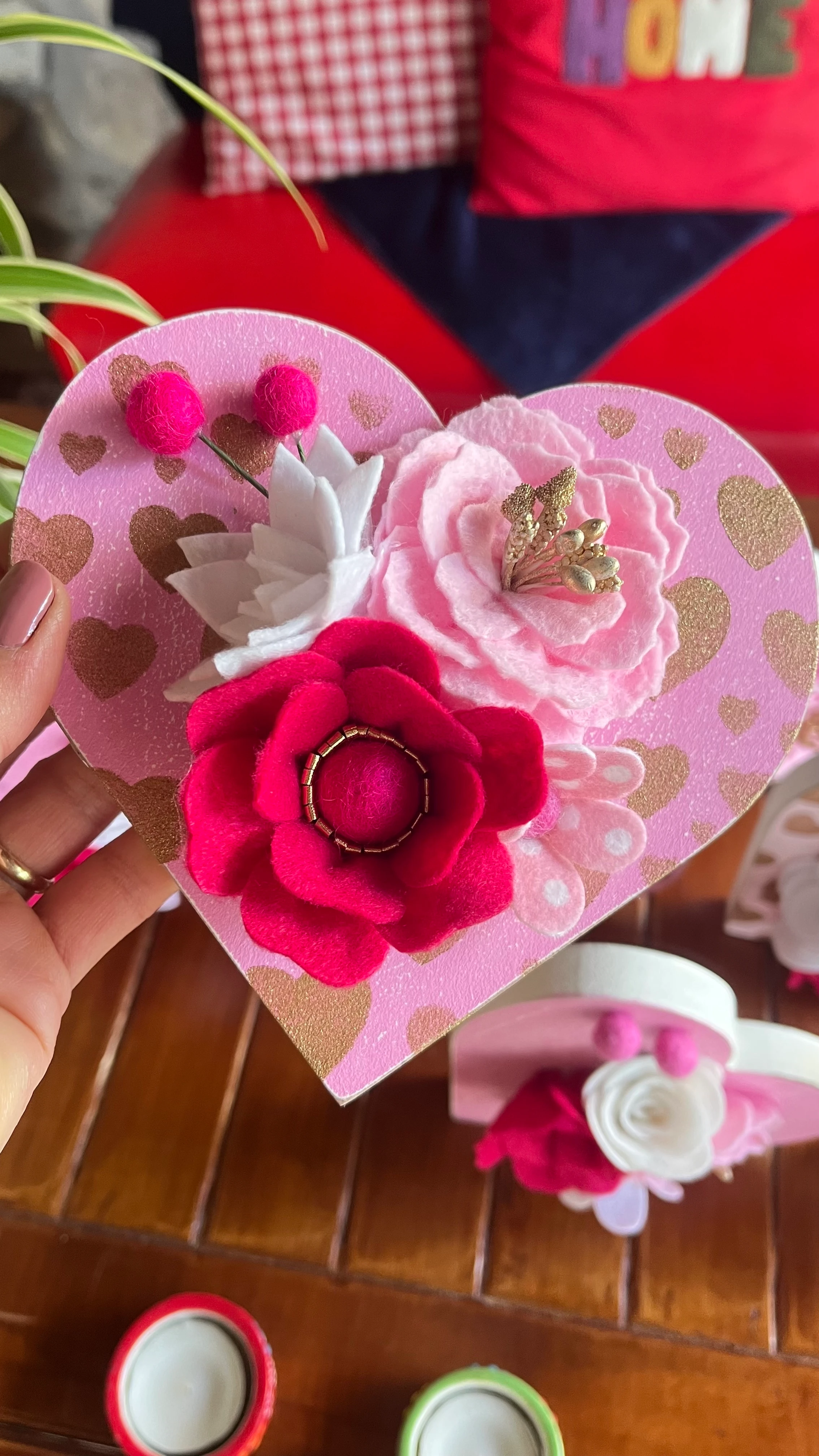 Dekoratif Çiçekli Kalp Yılbaşı Hediyesi