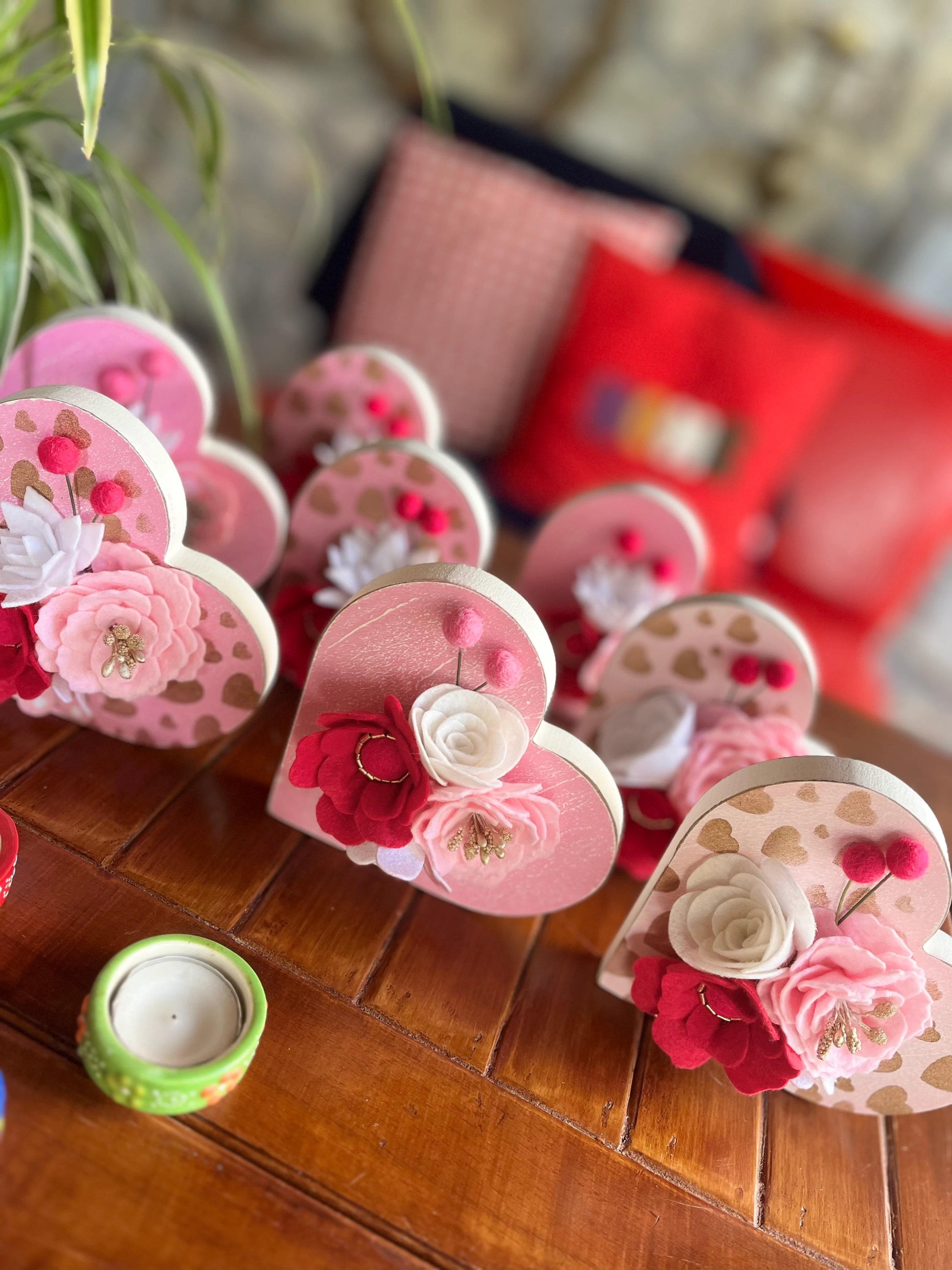 Dekoratif Çiçekli Kalp Yılbaşı Hediyesi