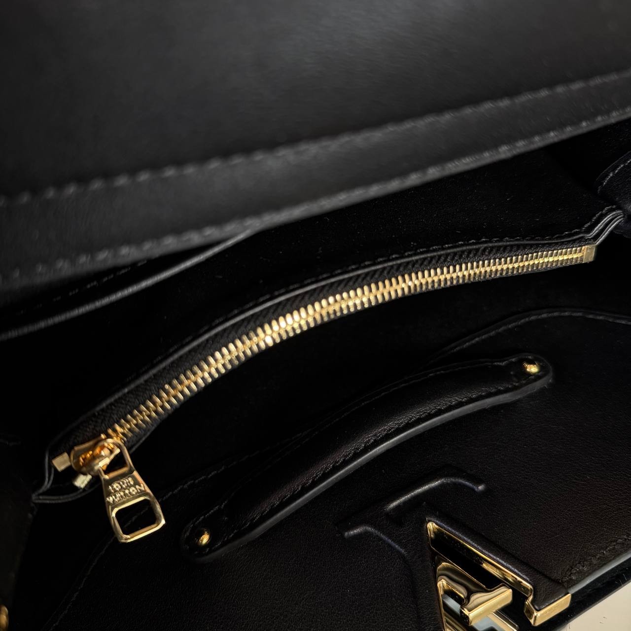 Louis Vuitton Capucines Bag MM