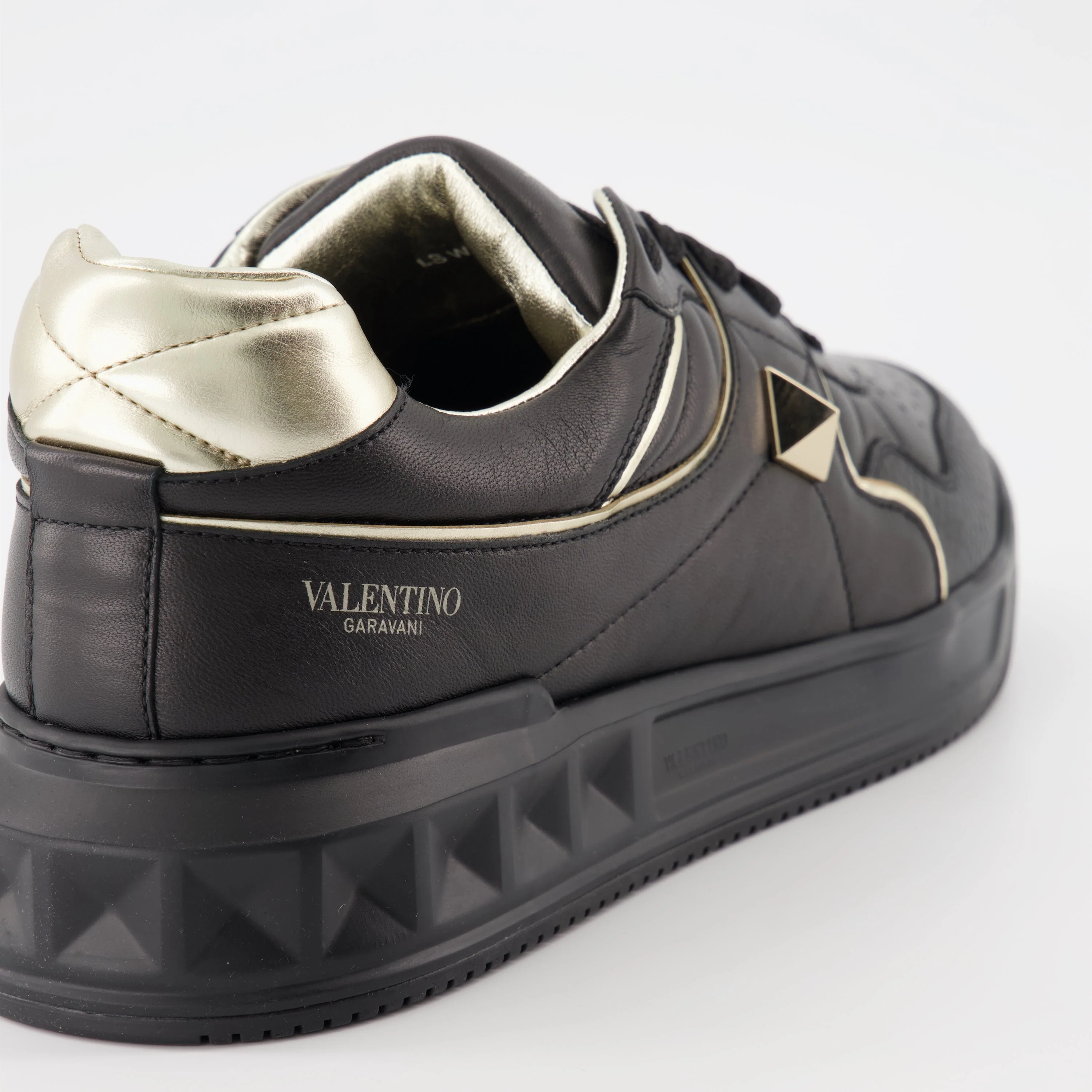 Valentino One Stud Low-Top Black Black Gold 