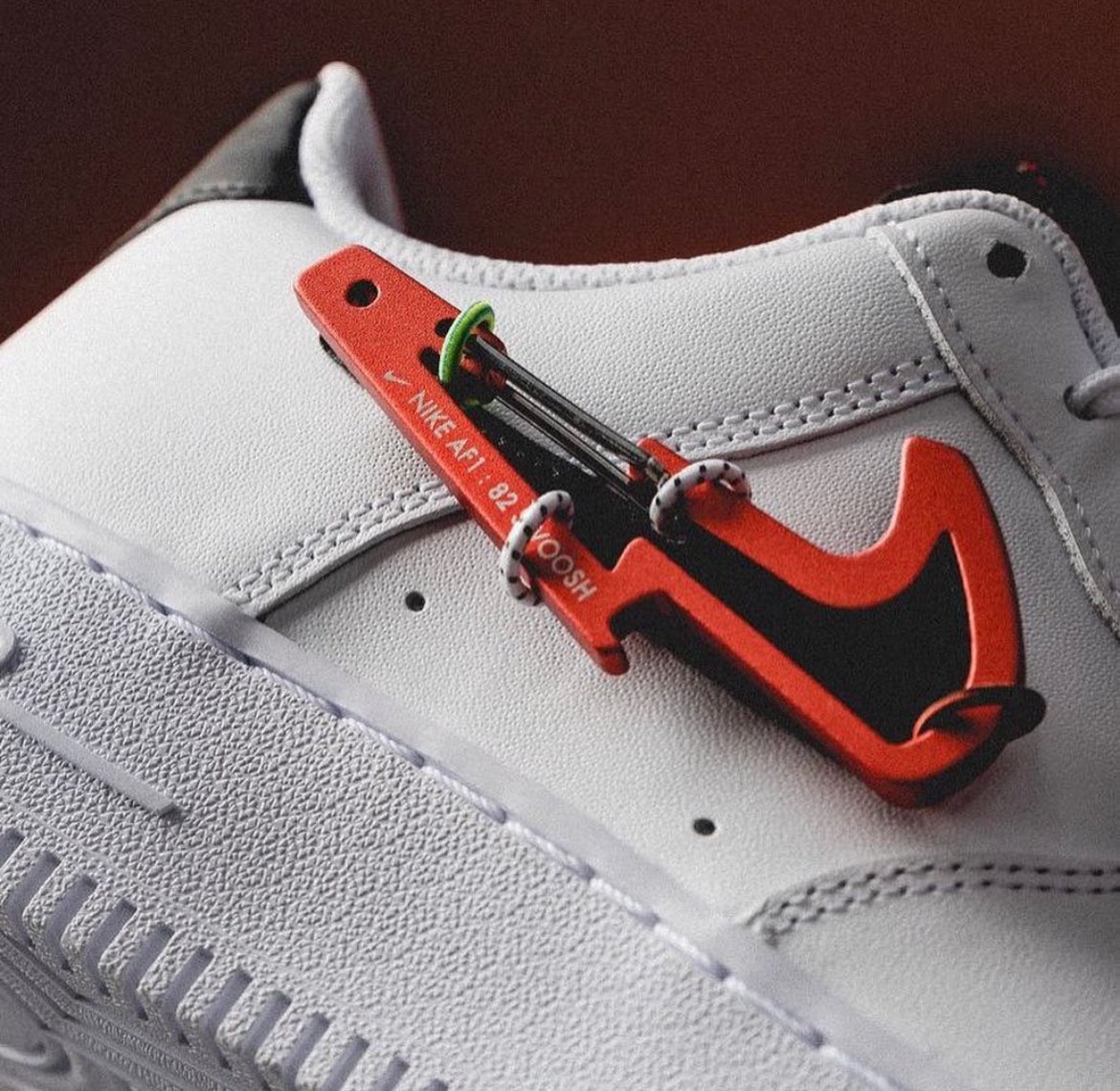 AIR FORCE 1 LOW CARABINER SWOOSH RED