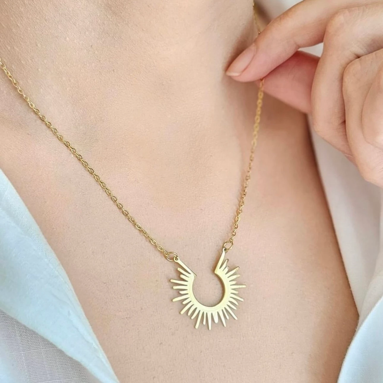 Gümüş Güneş Figürlü Kolye – Modern Zarif Tasarım