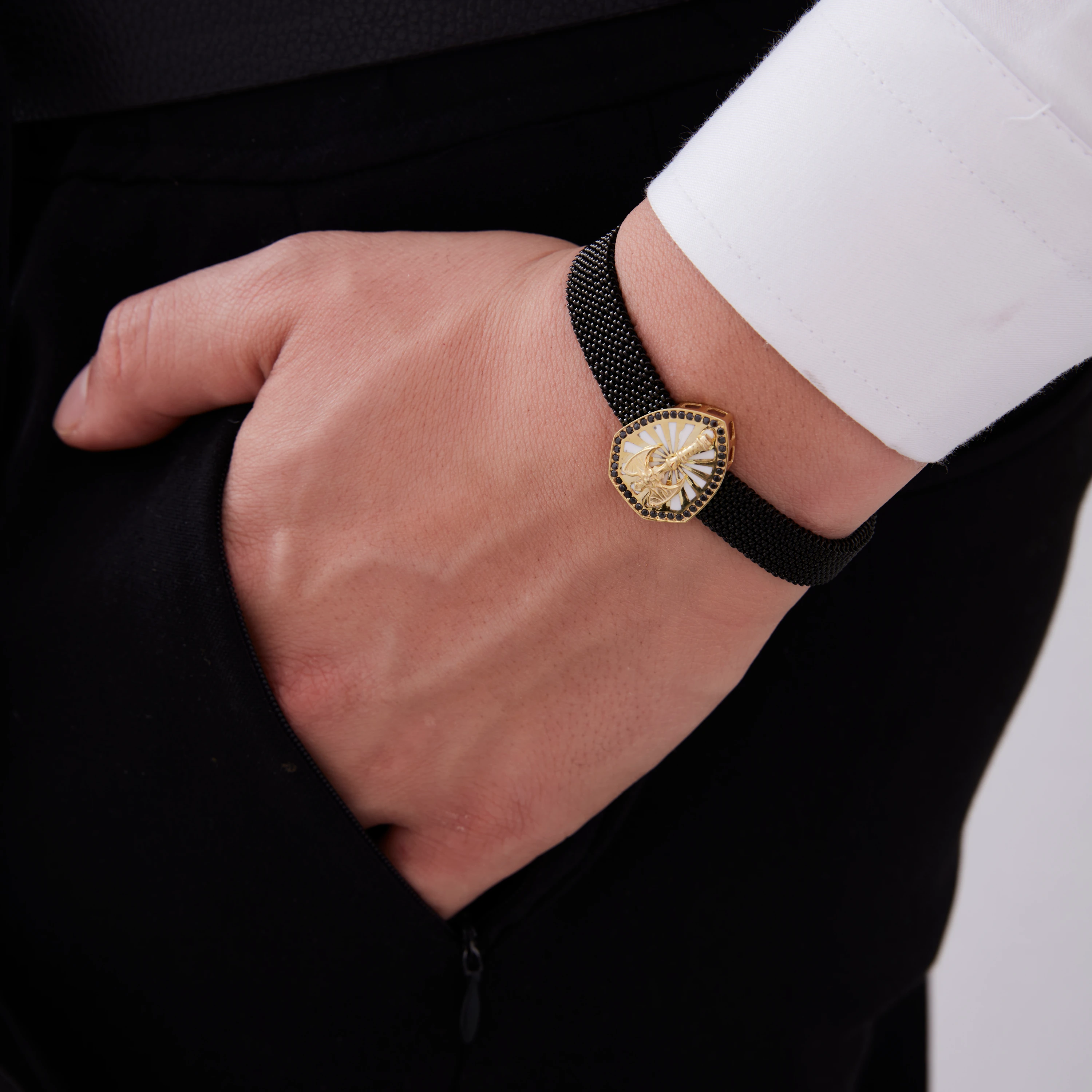 Siyah Çelik Kordonlu Gold Balta Figürlü Bileklik