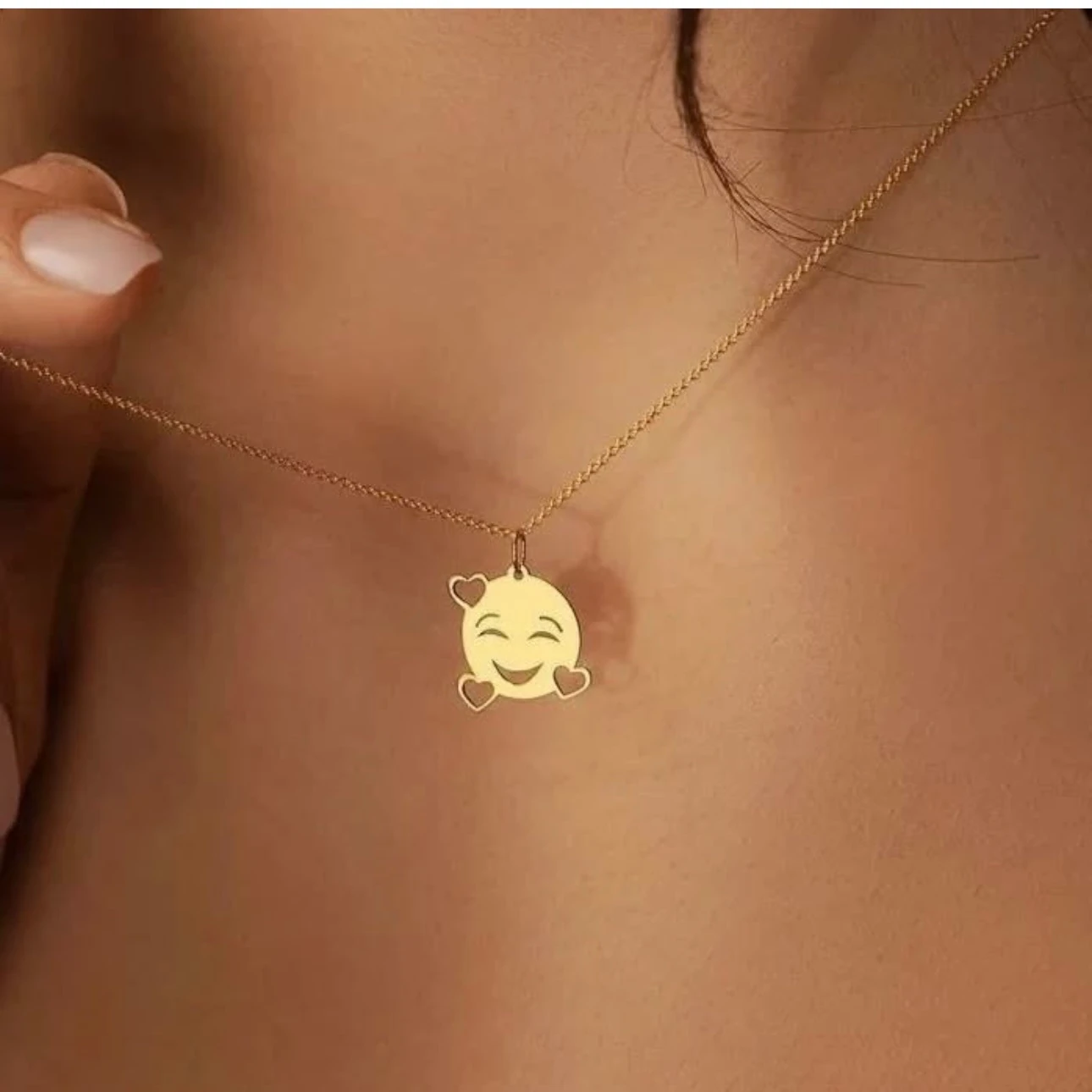 Kişiye Özel Gümüş Kalpli Emoji Kolye – Gülümseyen Yüz Tasarım