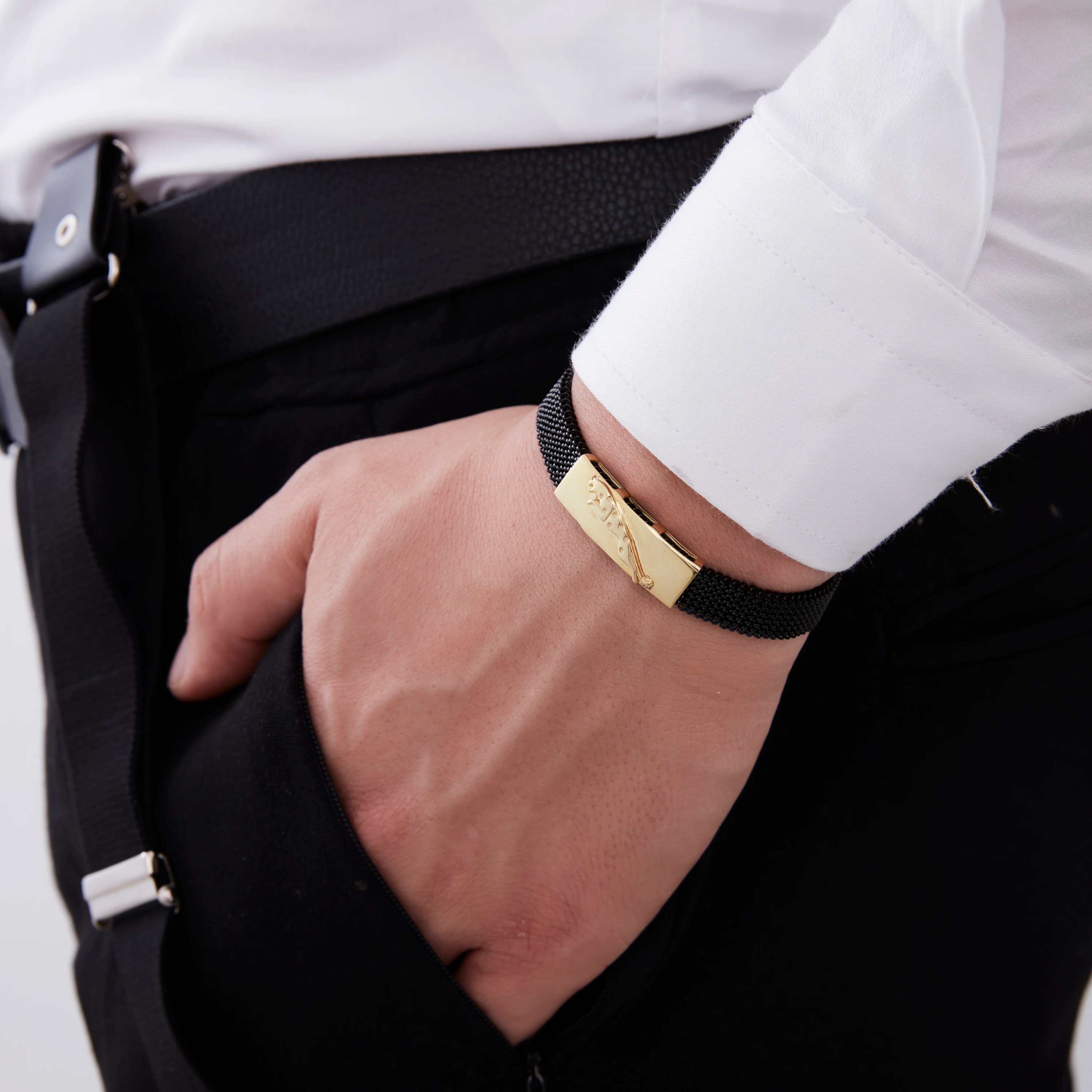 Siyah Çelik Kordonlu Gold Plakalı Panter Figürlü Bileklik