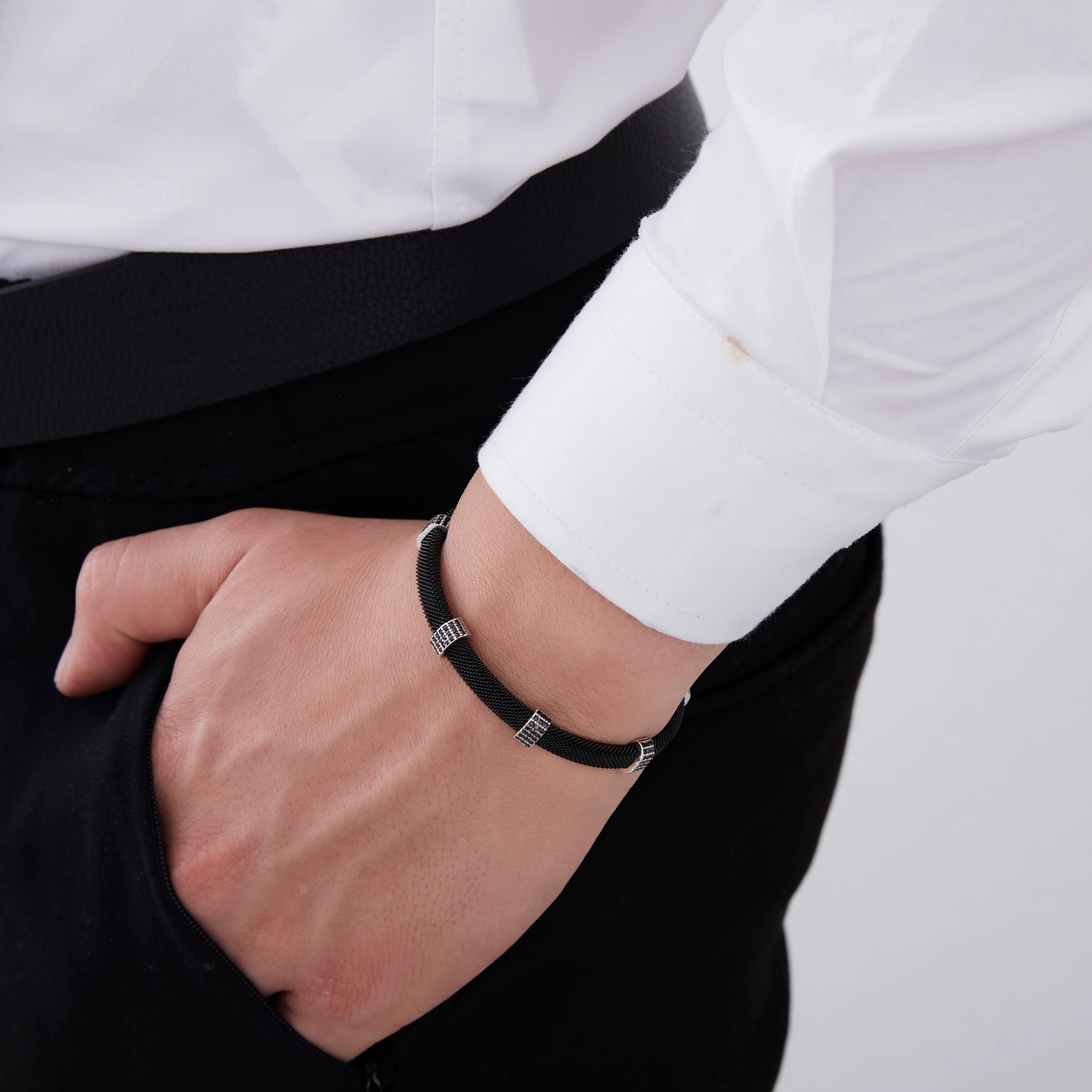 Siyah Çelik Kordonlu Gümüş Kare Detaylı Minimal Bileklik