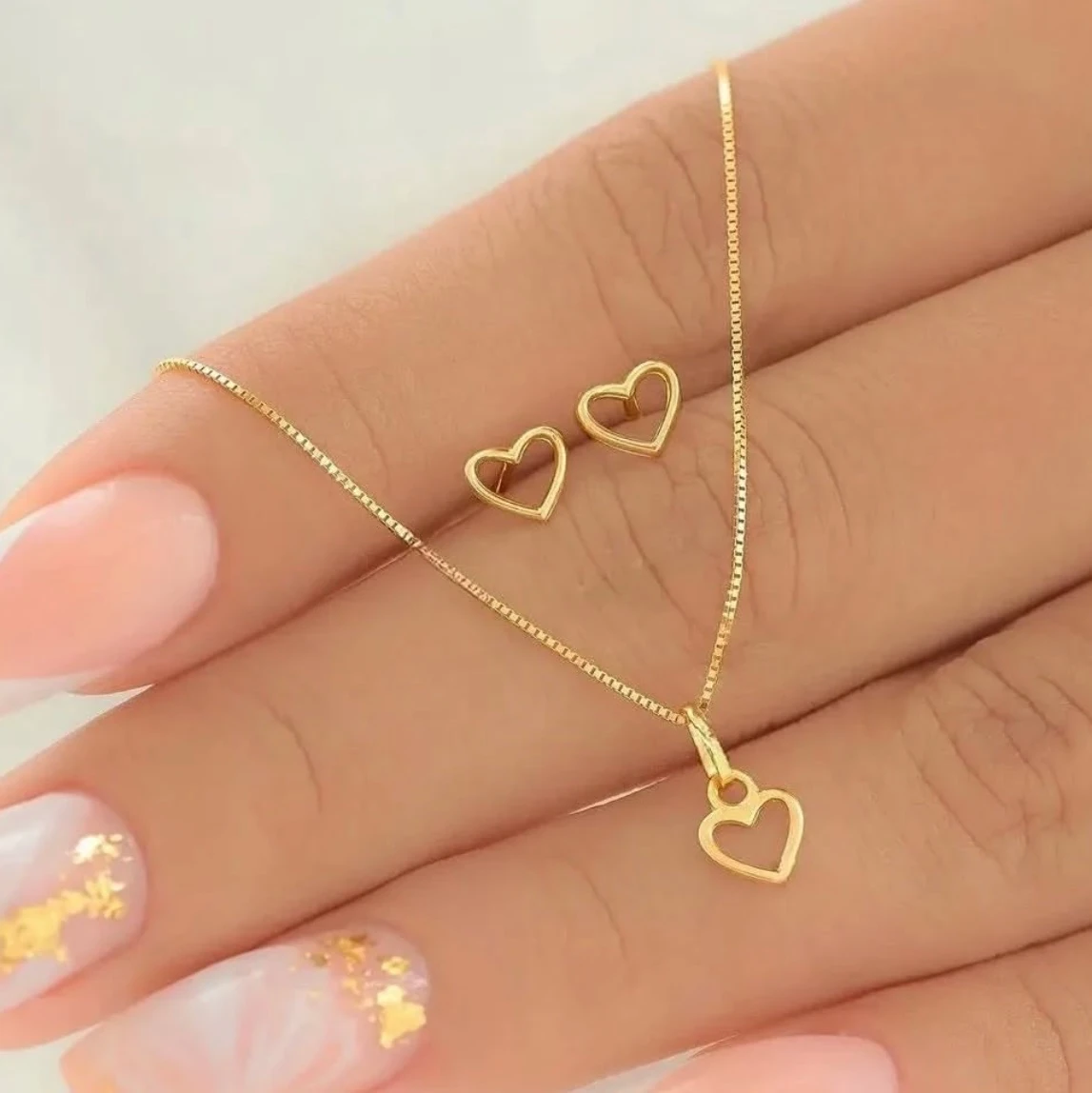 Gümüş Kalpli Küpe ve Kolye Seti – Minimal Aşk Tasarımı