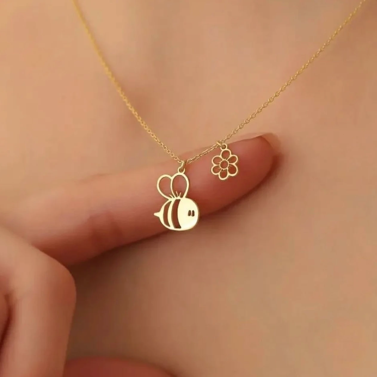 Gümüş Arı ve Çiçek Figürlü Kolye – Zarif Doğa Tasarımı