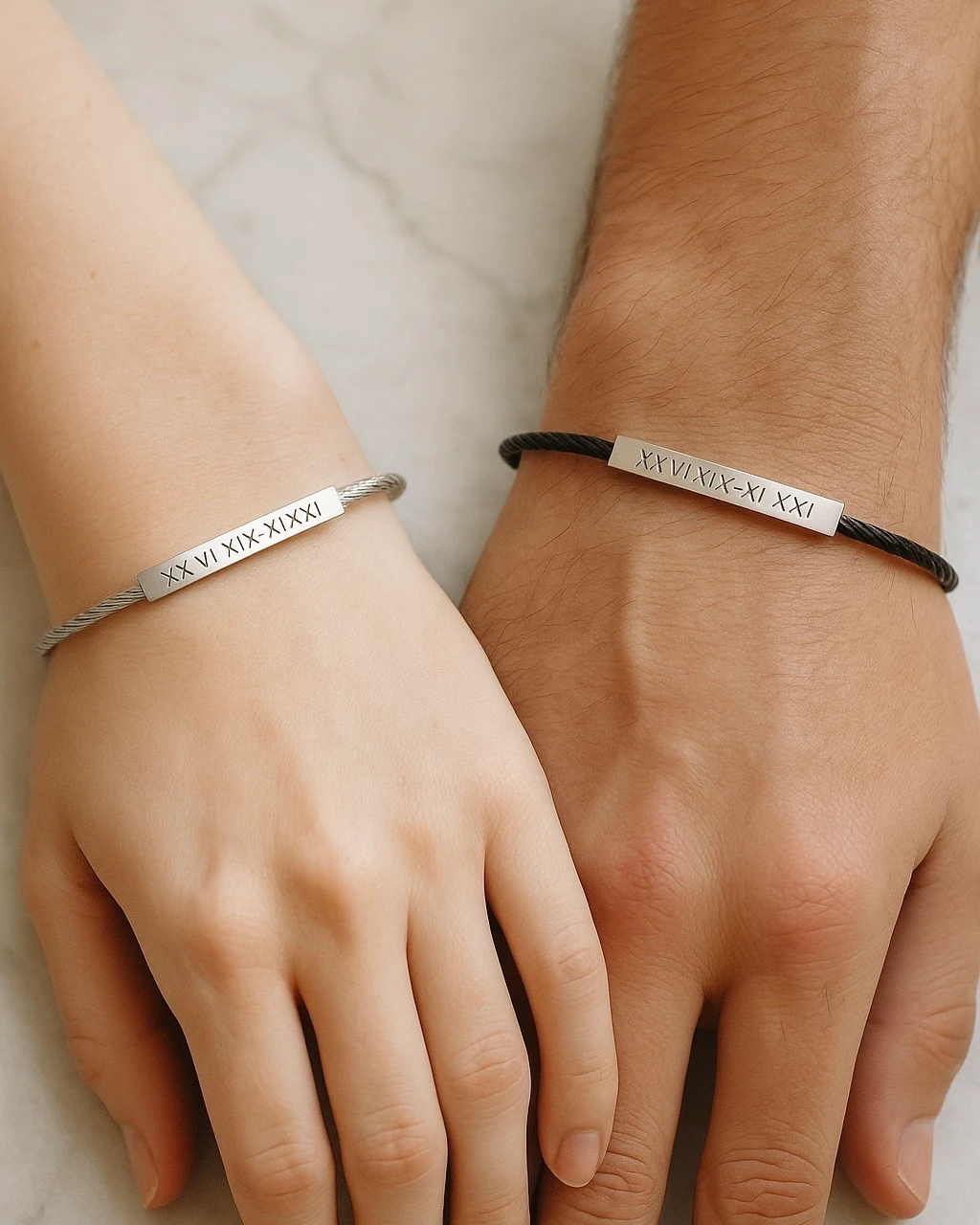 Kişiye Özel Roma Rakamlı Çelik Çift Bileklik – Ayarlanabilir Gümüş Detaylı Tasarım 