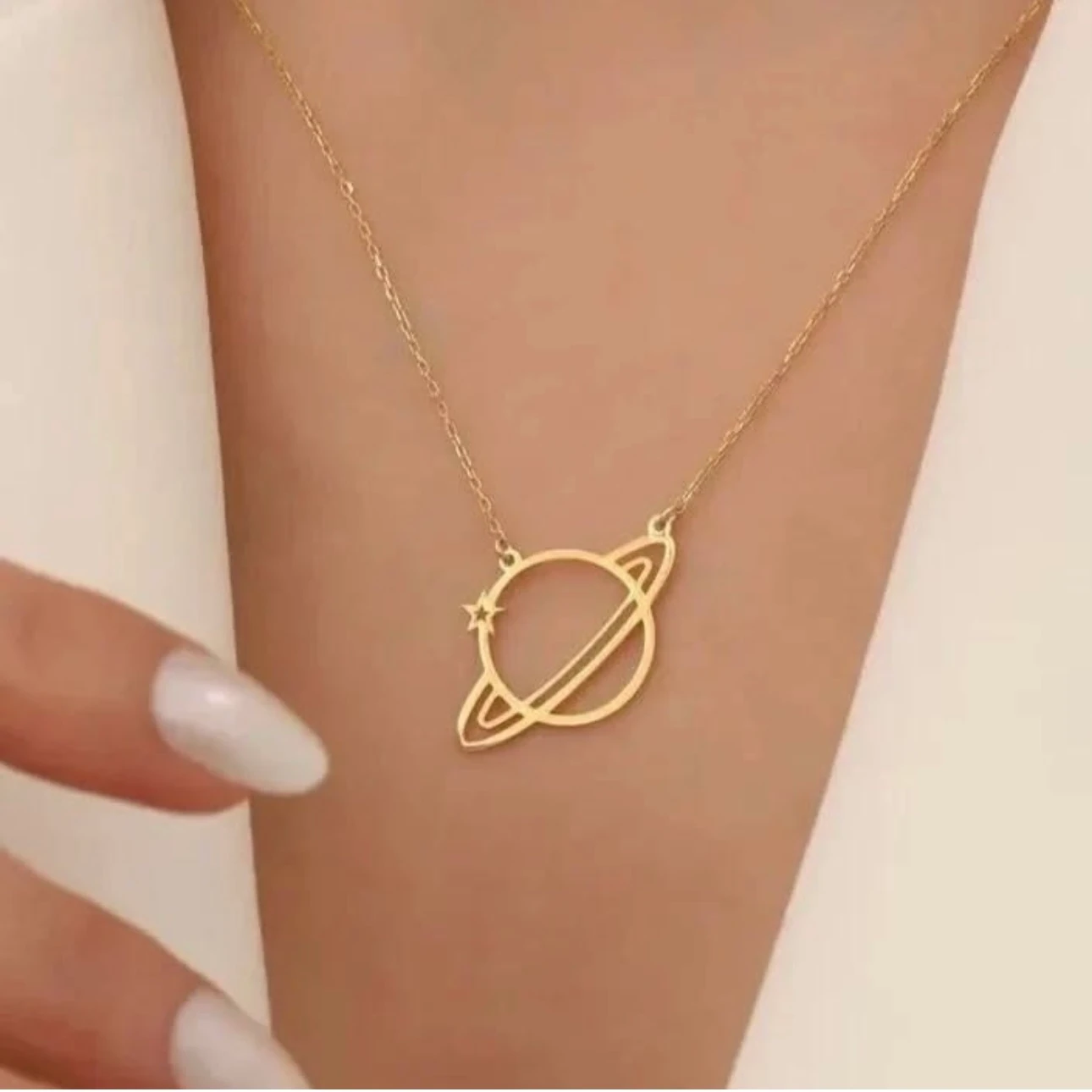 Gümüş Satürn Gezegenli Kolye – Minimal Uzay Tasarımı