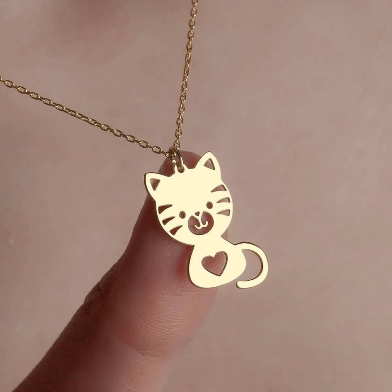 Gümüş Kedi Figürlü Kalpli Kolye – Sevimli Minimal Tasarım