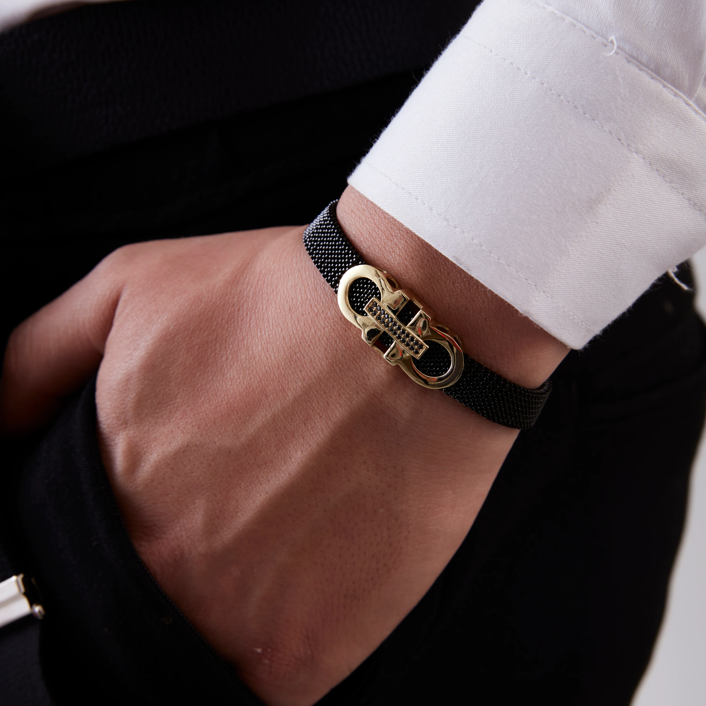 Yaylı Çelik Bileklik | Siyah Örgü – Altın Detay