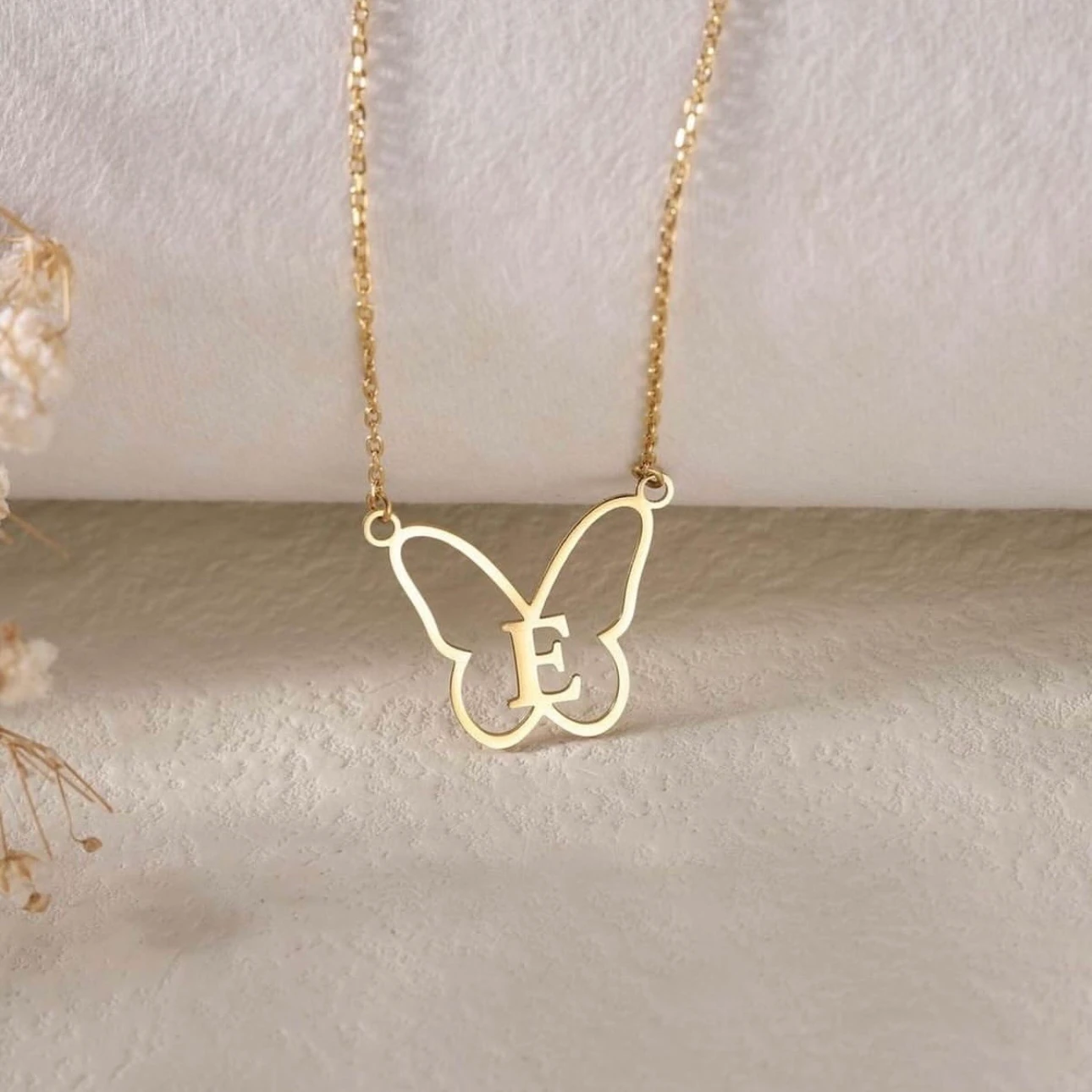 Kişiye Özel Harfli Kelebek Figürlü Gümüş Kolye – Zarif Minimal Tasarım 