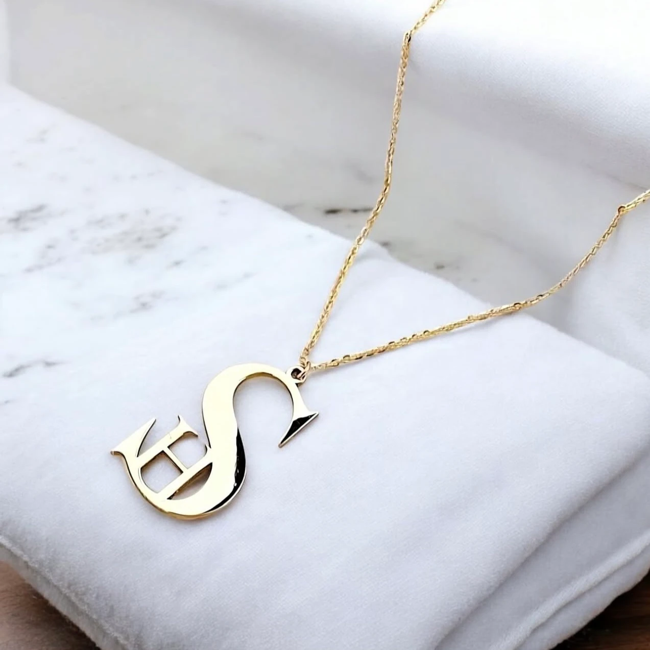 Altın Renk Kişiye Özel Harf Kolye – Baş Harf Tasarım (Örneğin: “H”)