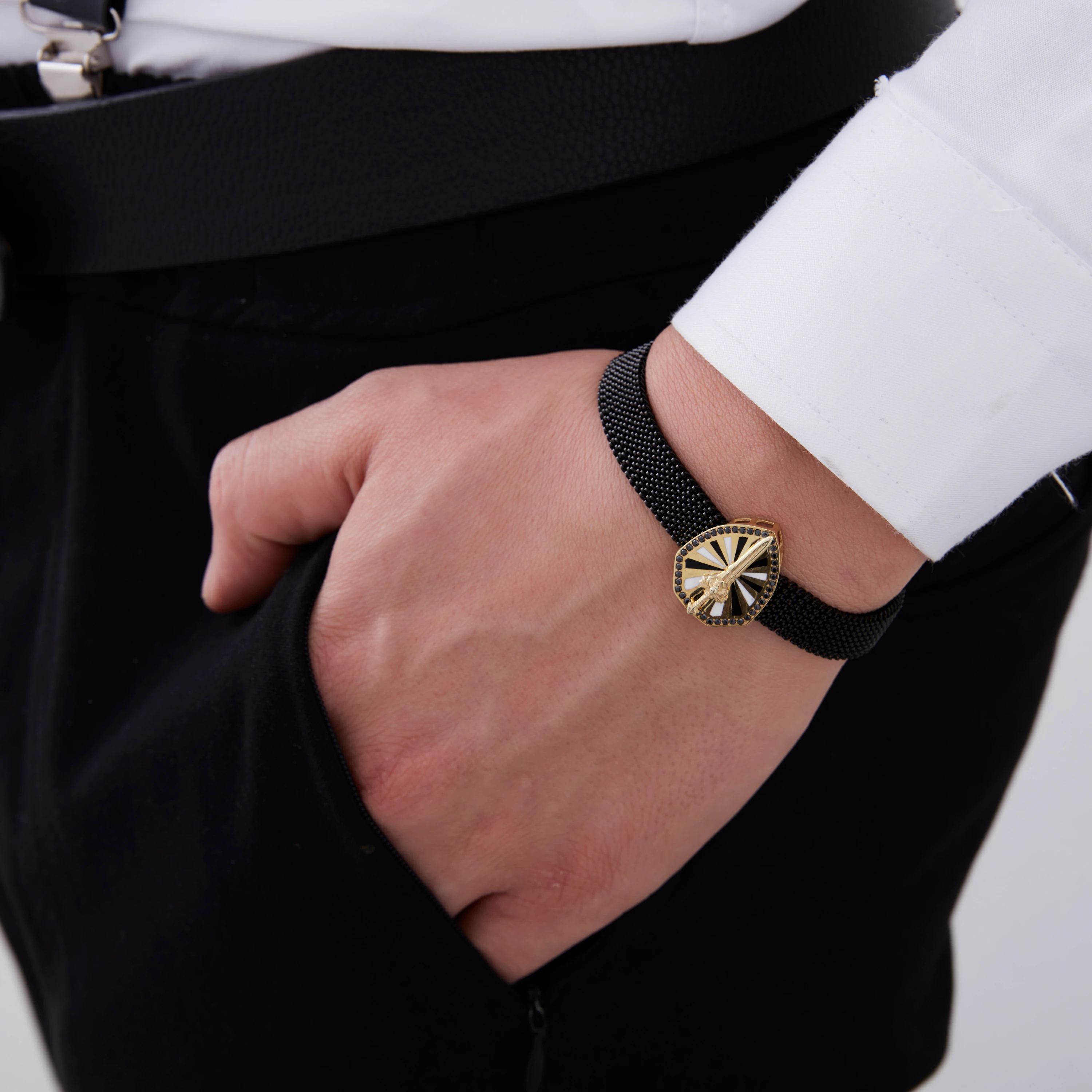 Siyah Çelik Kordonlu Yuvarlak Gold Kılıç Figürlü Taşlı Bileklik