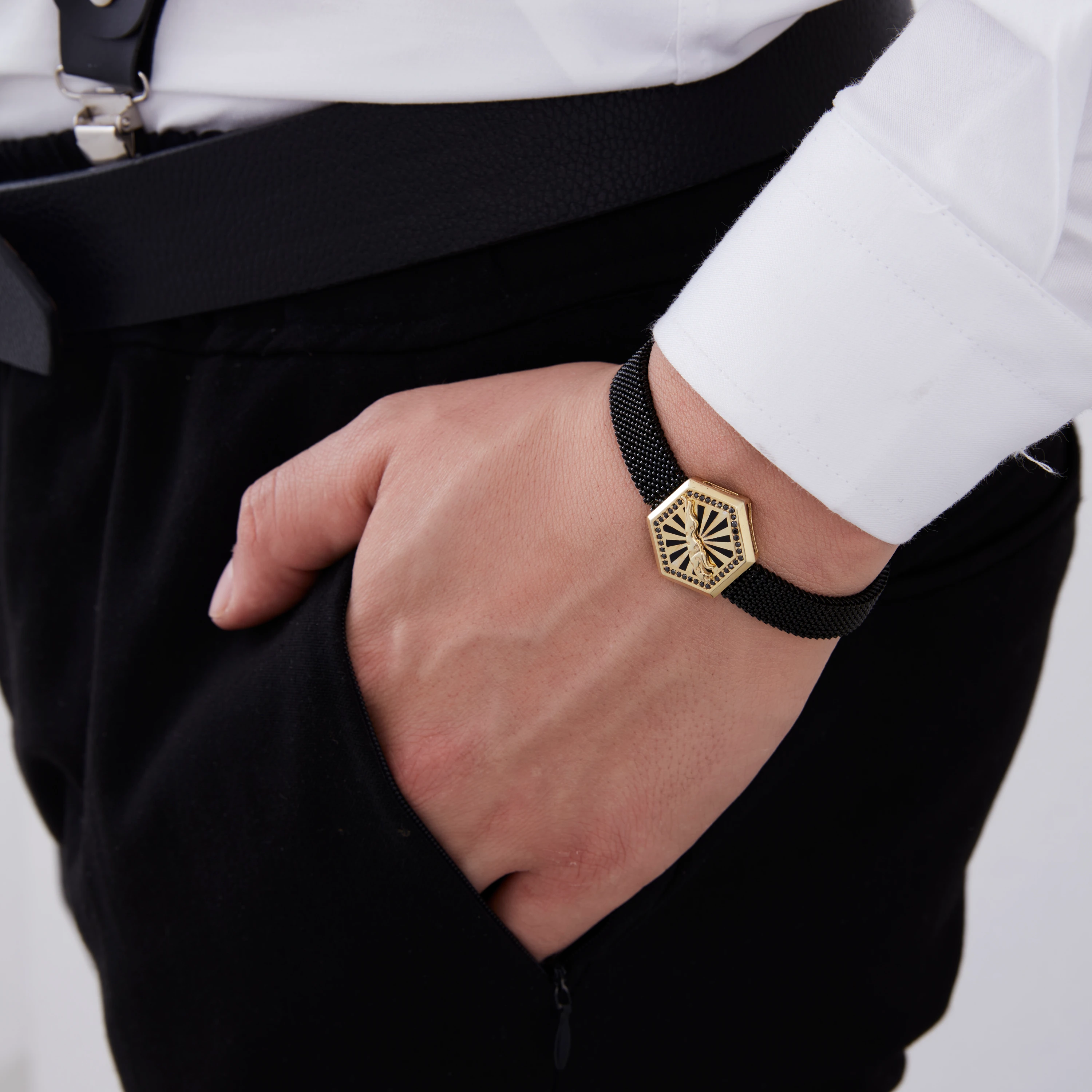 Siyah Çelik Kordonlu Altıgen Gold Panter Figürlü Taşlı Bileklik