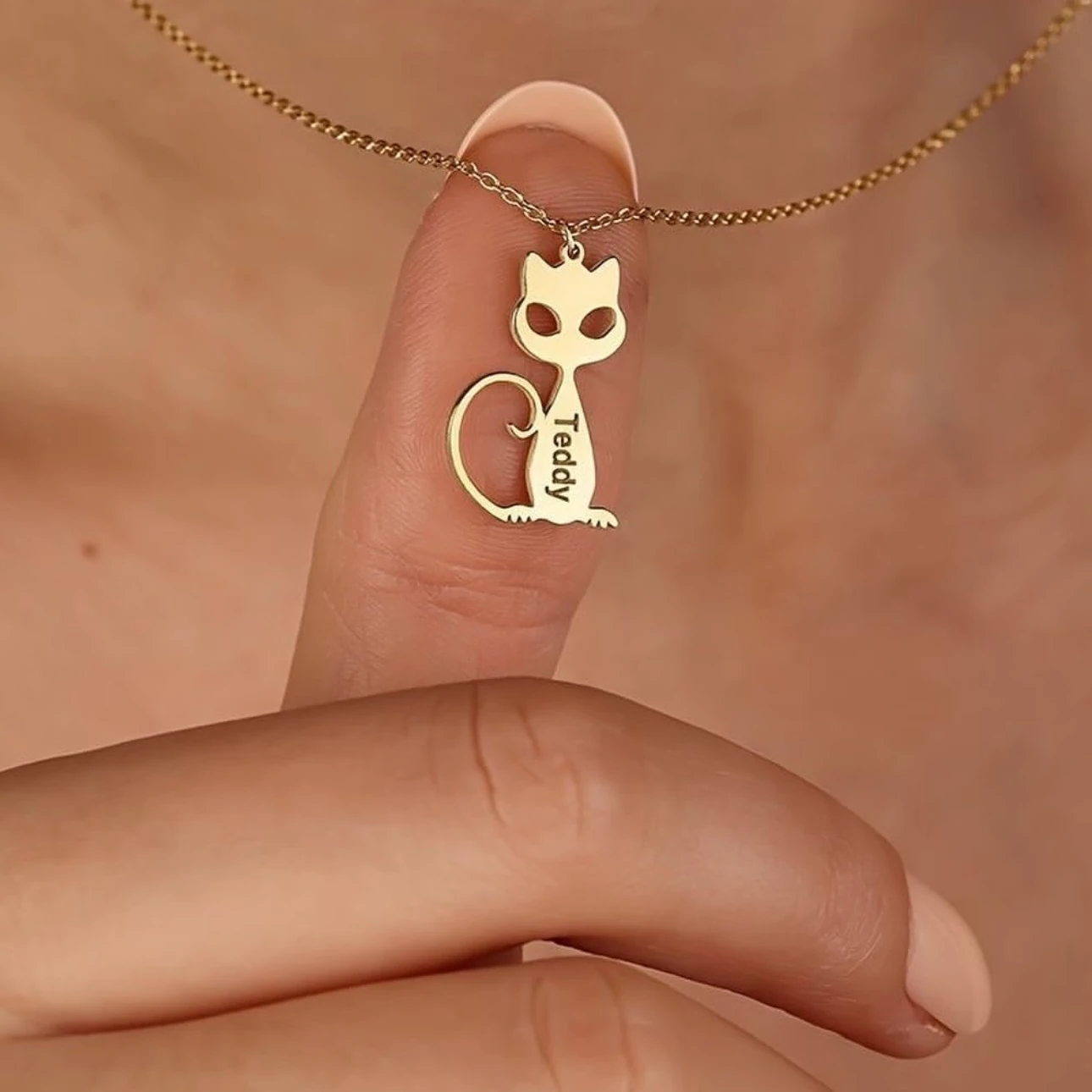 Kişiye Özel İsim Yazılı Kedi Figürlü Gümüş Kolye – Minimal Sevimli Tasarım