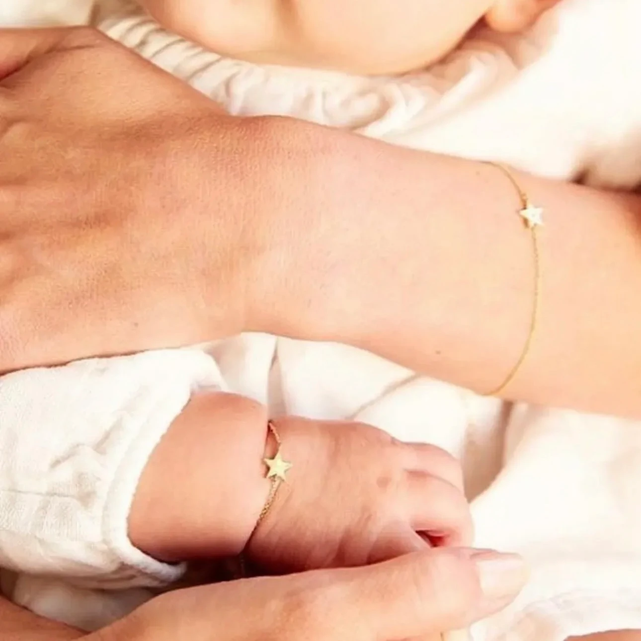 Anne & Bebek Yıldız Figürlü Gümüş Bileklik Seti – Zarif Minimal Tasarım