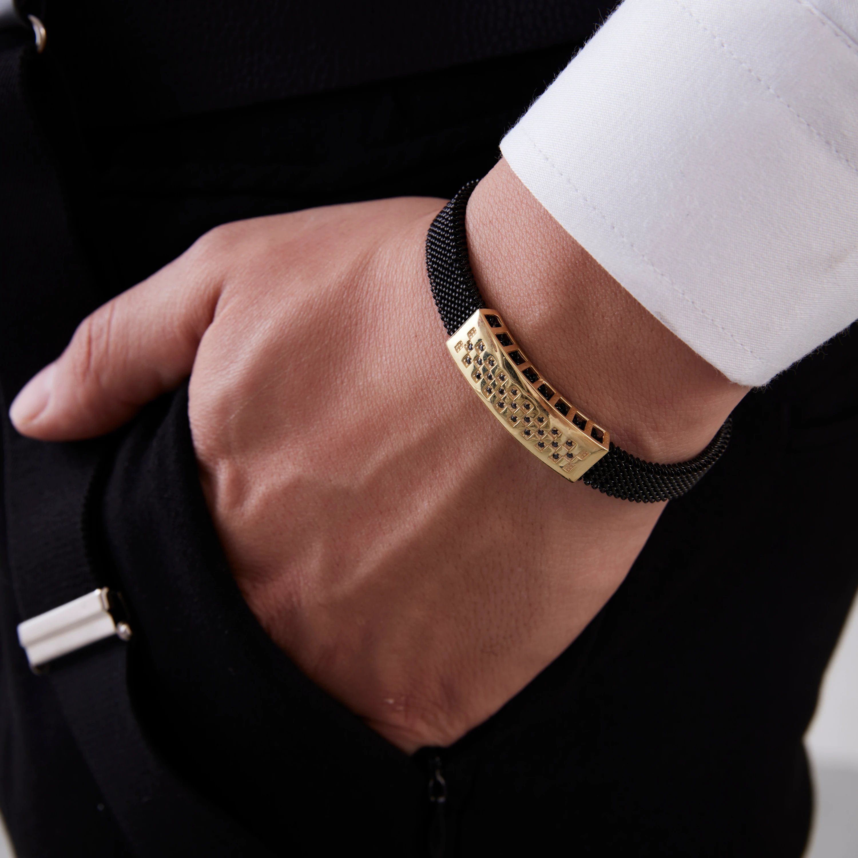 Siyah Örgü Çelik Bileklik – Altın Renk Taşlı Plaka Detaylı