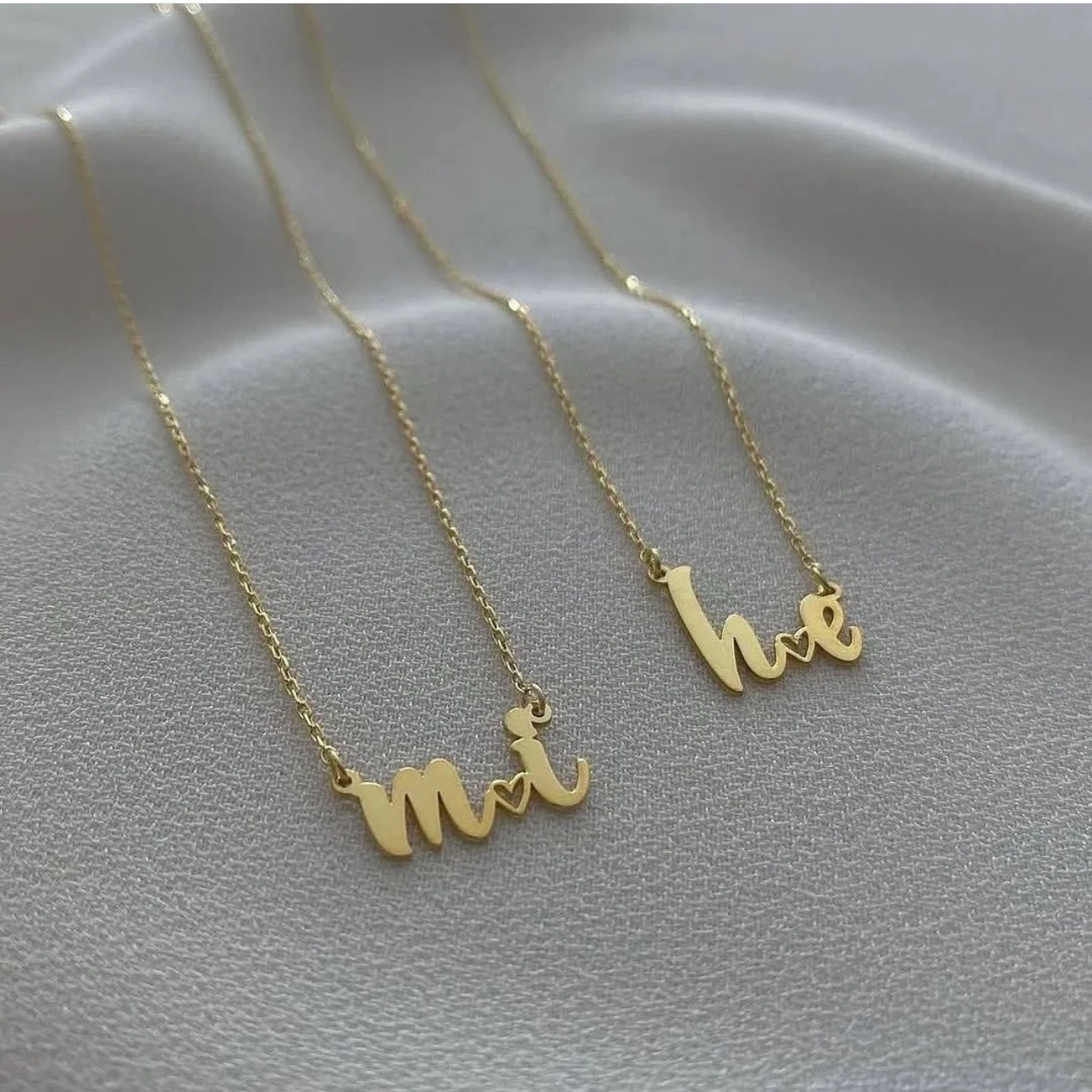 Kişiye Özel İsimli Kalp Detaylı Kolye – El Yazısı Model